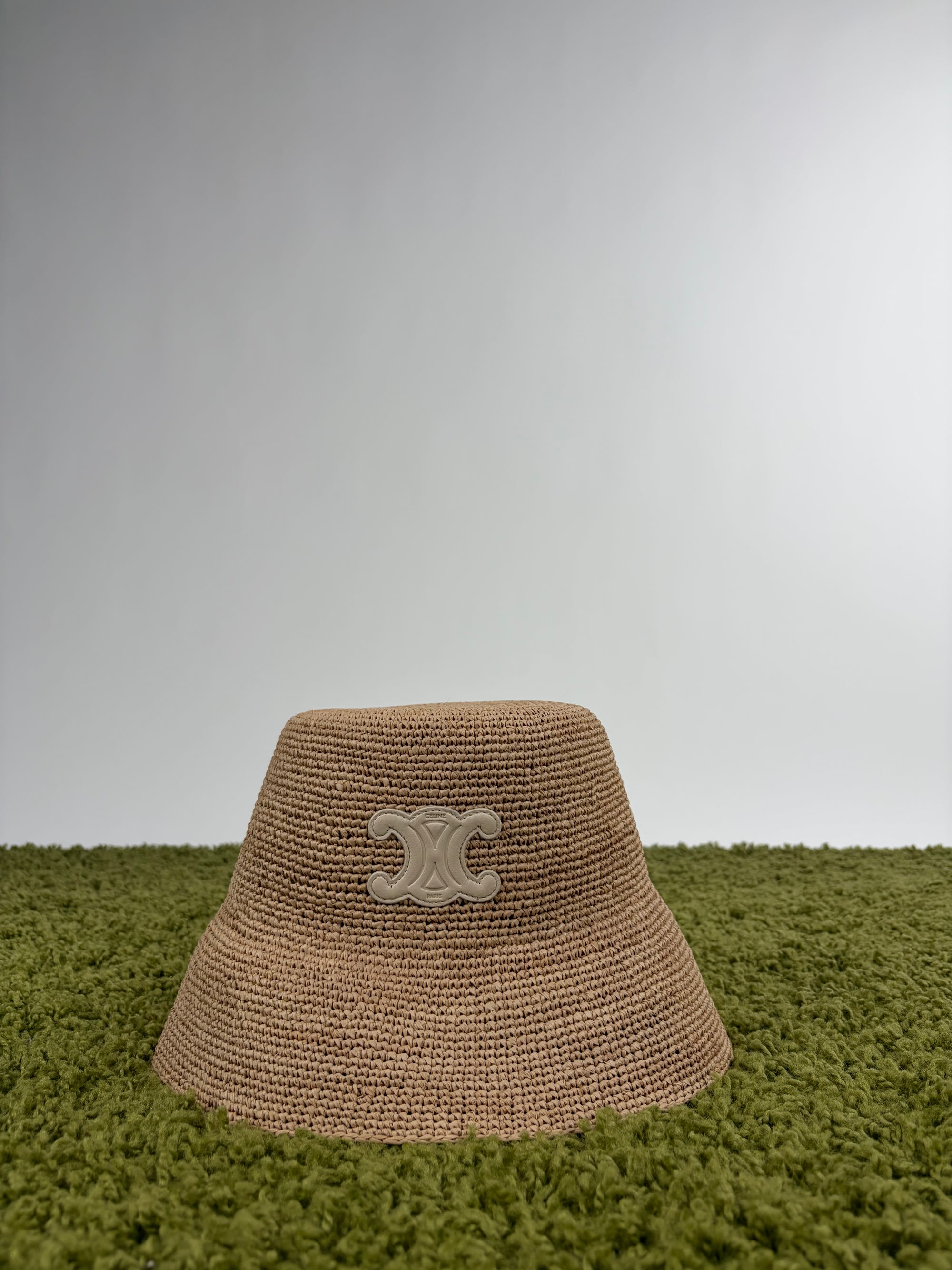 Cappello celine alla pescatora Triomphe in rafia beige
