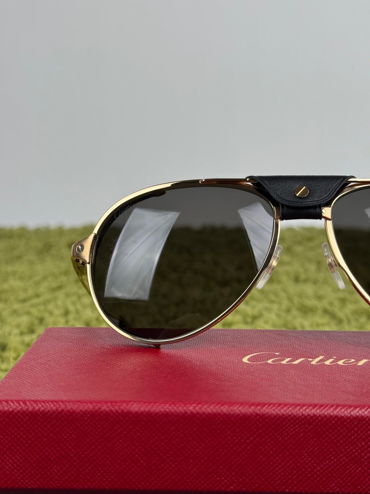 Occhiali da sole Cartier CT0296S Con montatura pilot in metallo e aste oro - Second Hand Di Fiore