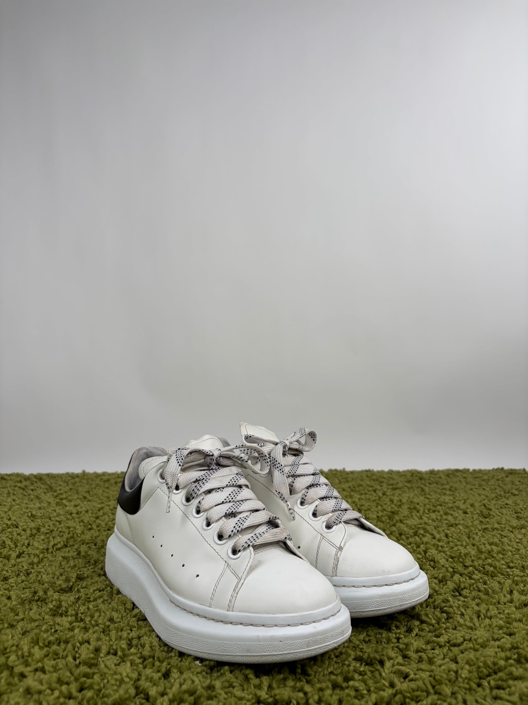 Mcqueen Size 39 bianche e nere