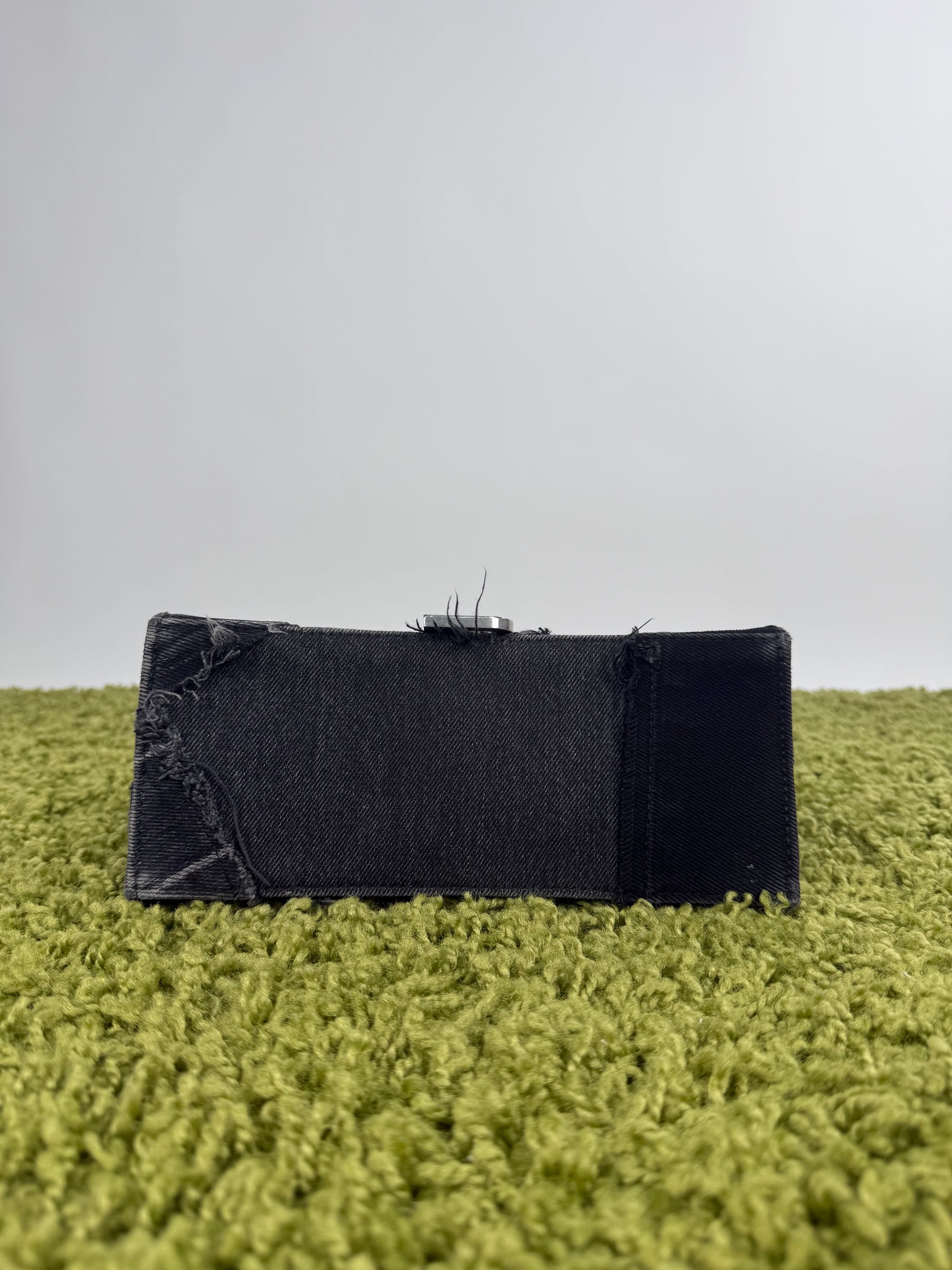 Borsa Balenciaga Hourglass Small in denim patchwork nero con logo B metallico argento