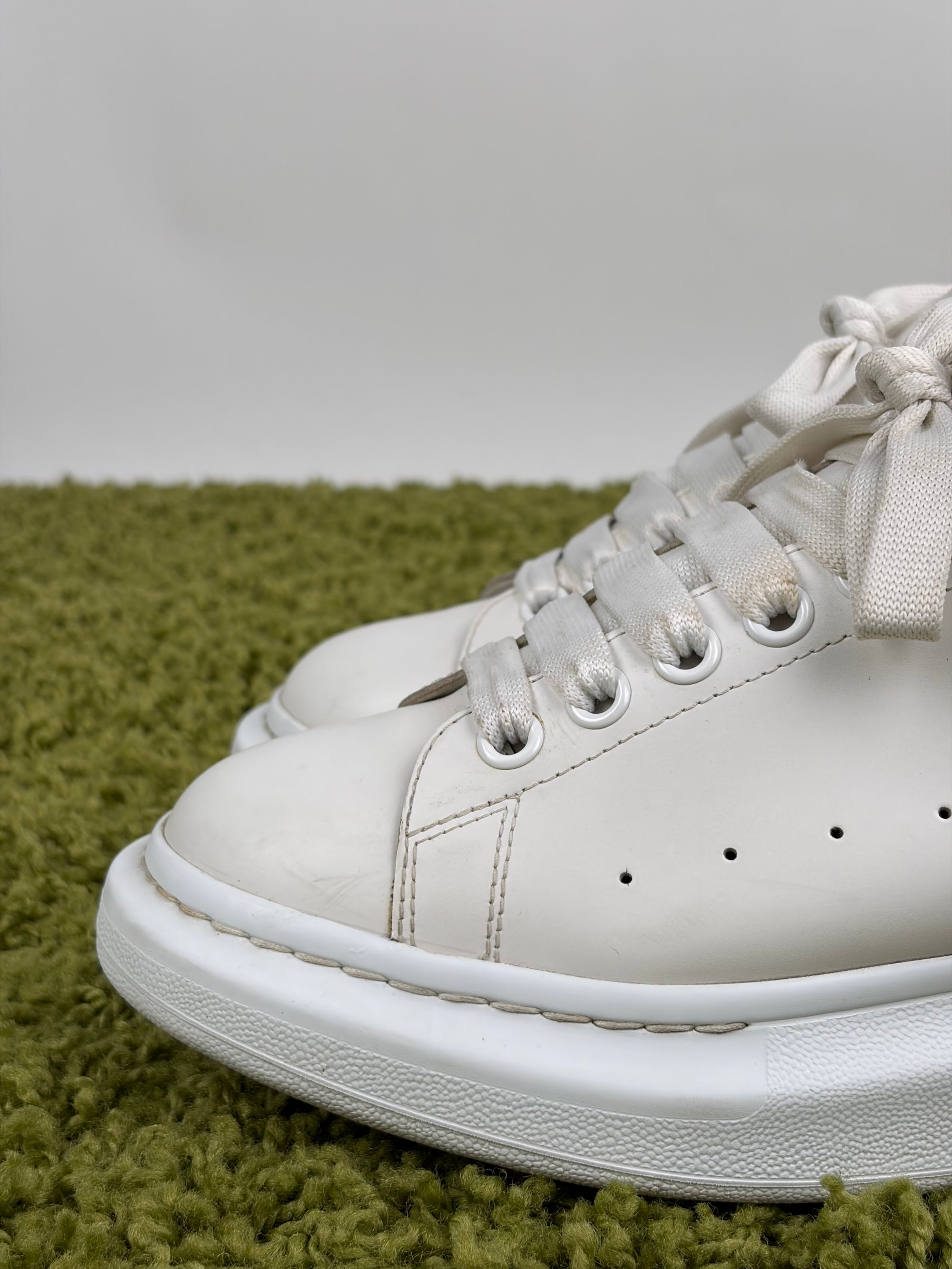 Mcqueen Size 41.5 bianche e nere
