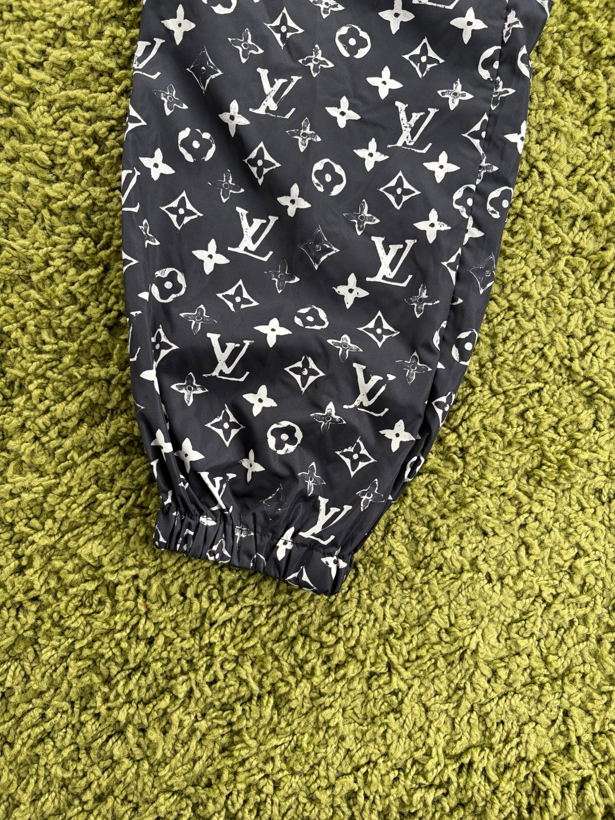 Pantalone Louis Vuitton Stencil Effect Monogram Nero 36 - Second Hand Di Fiore
