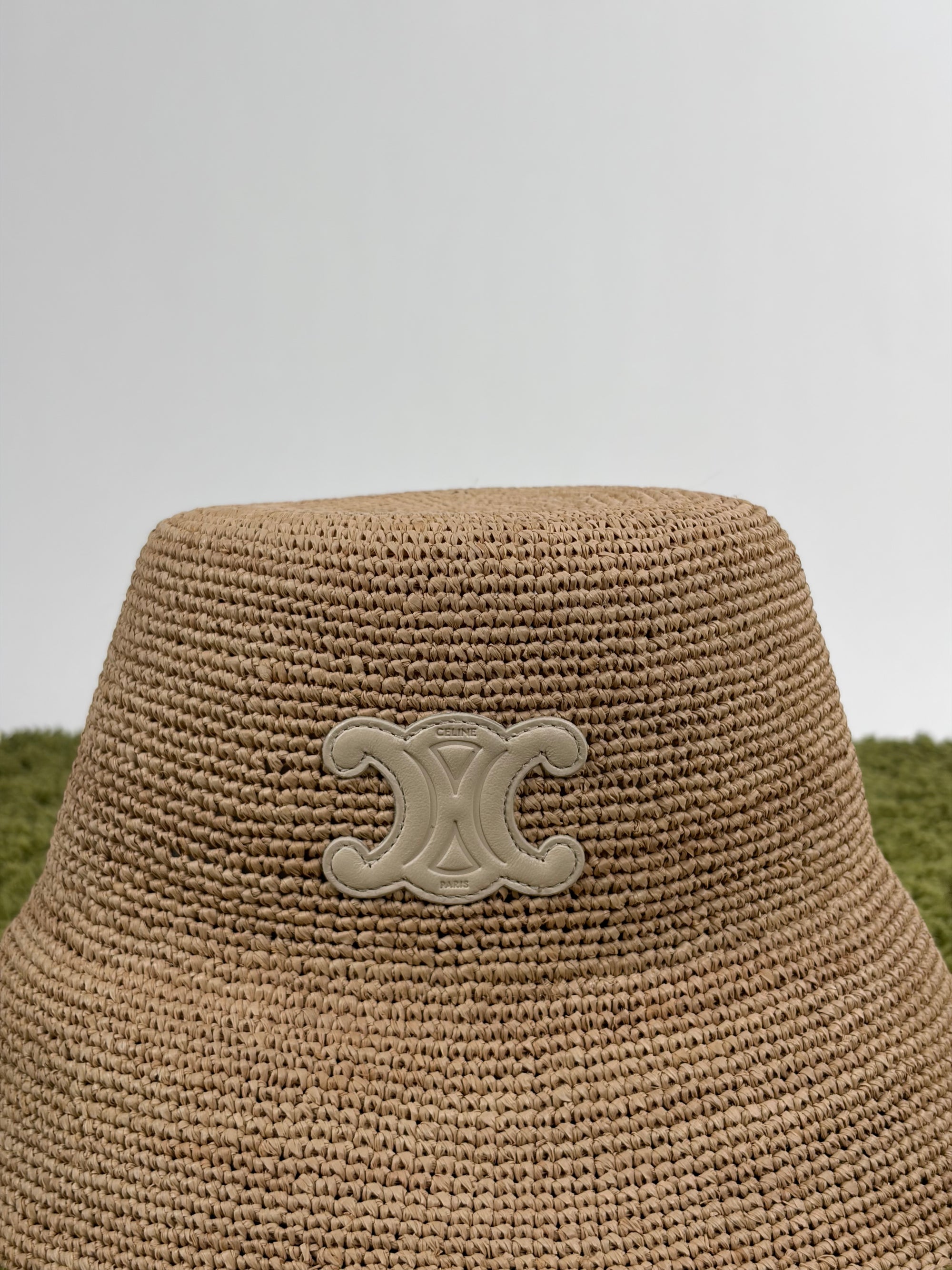 Cappello celine alla pescatora Triomphe in rafia beige