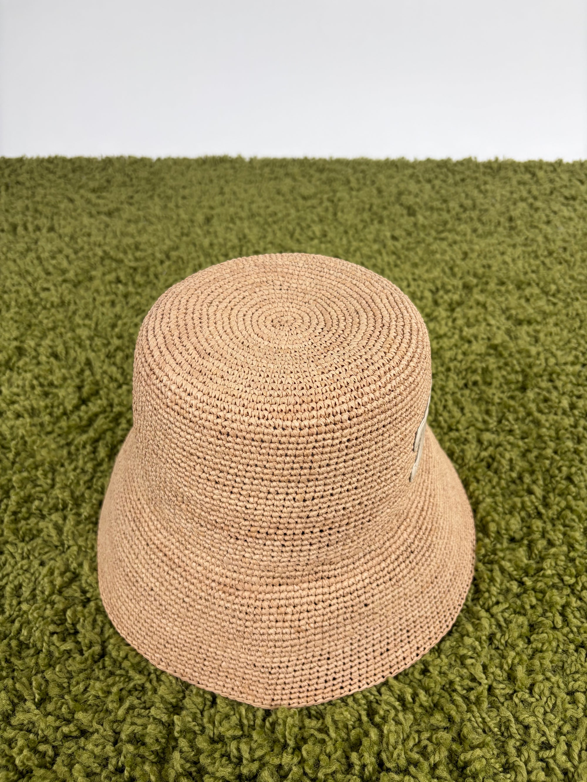 Cappello celine alla pescatora Triomphe in rafia beige
