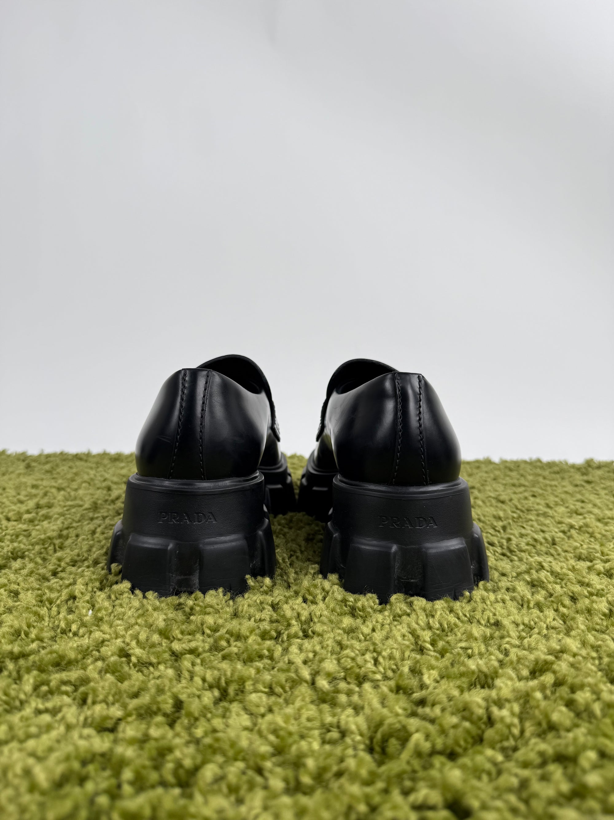 Mocassino Prada in pelle nera 9=43