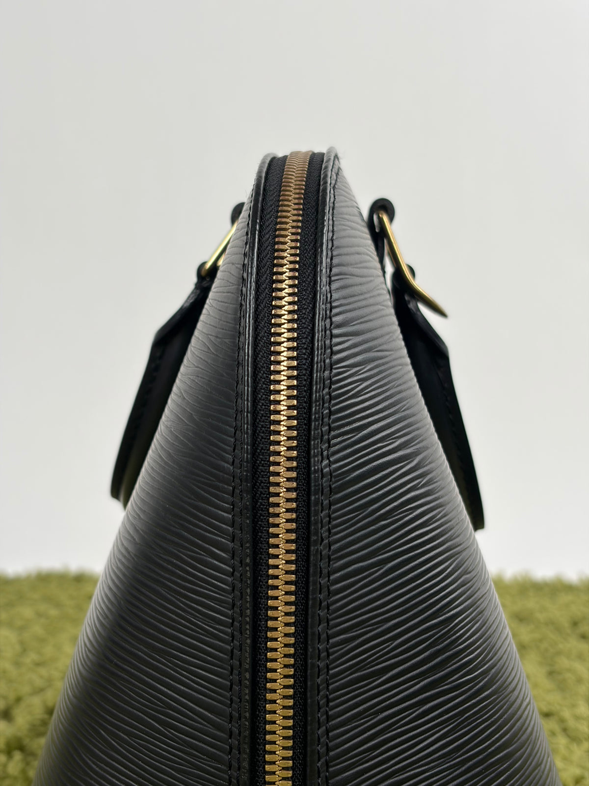 Borsa Alma PM in pelle epi Louis Vuitton Nero