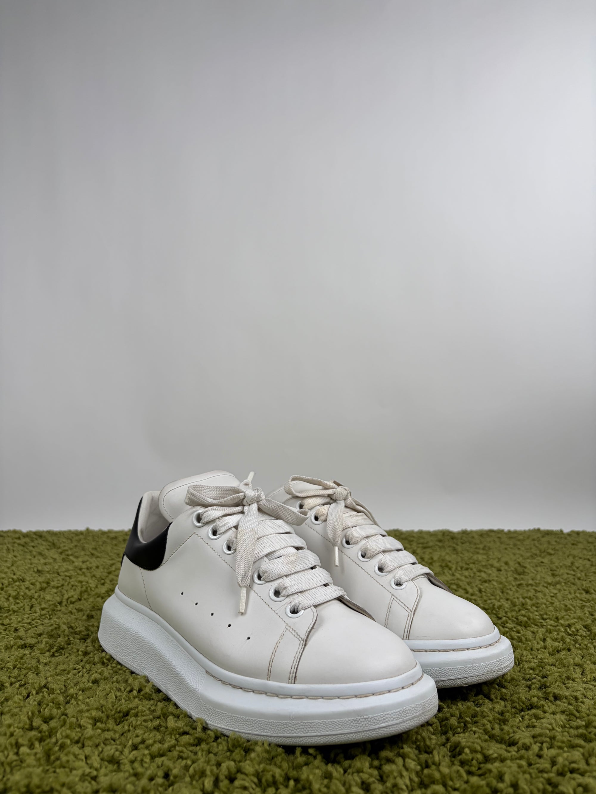 Mcqueen Size 41.5 bianche e nere