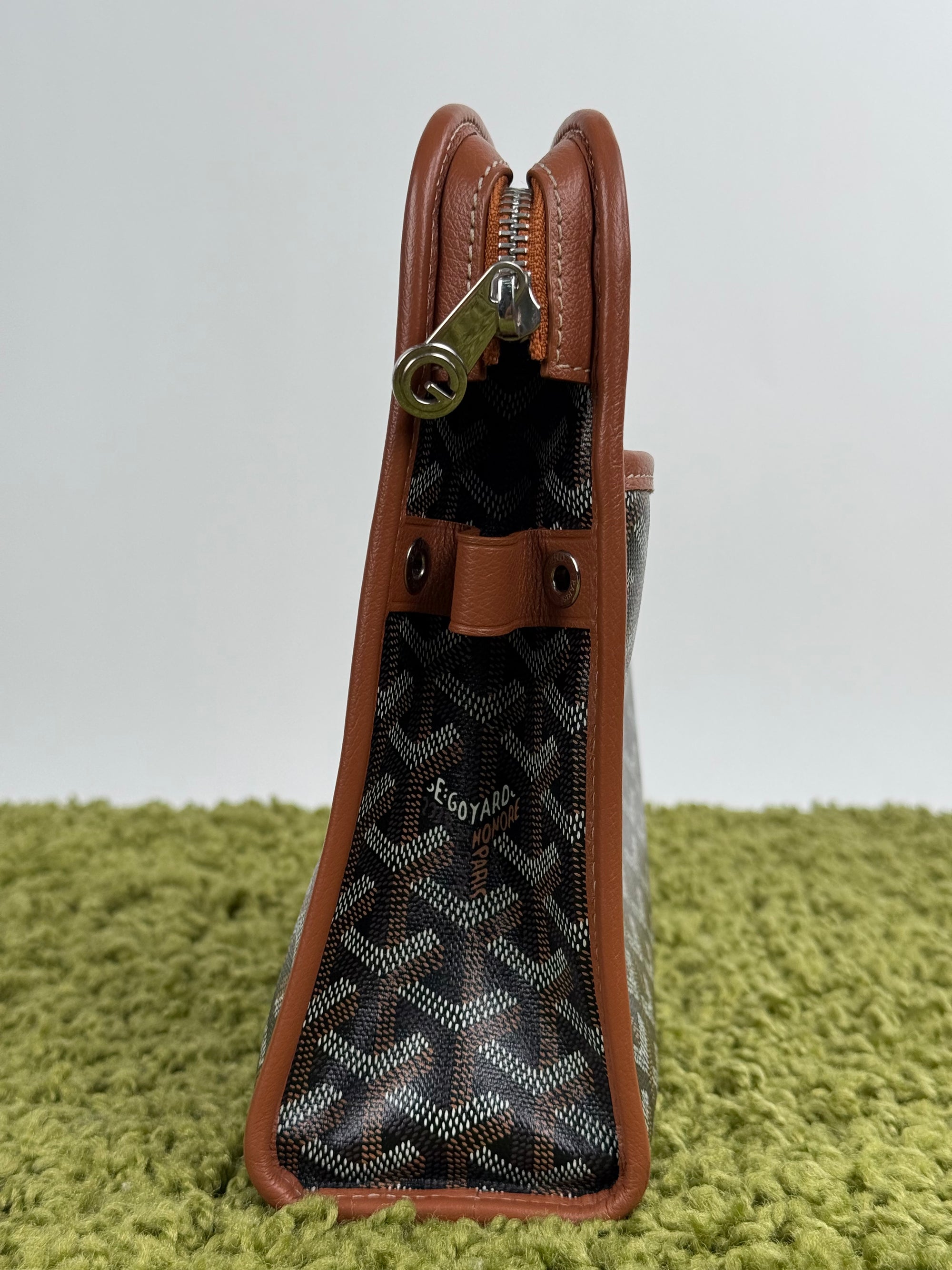 Pochette Goyard Jouvence in tela Goyardine nera con profili marroni