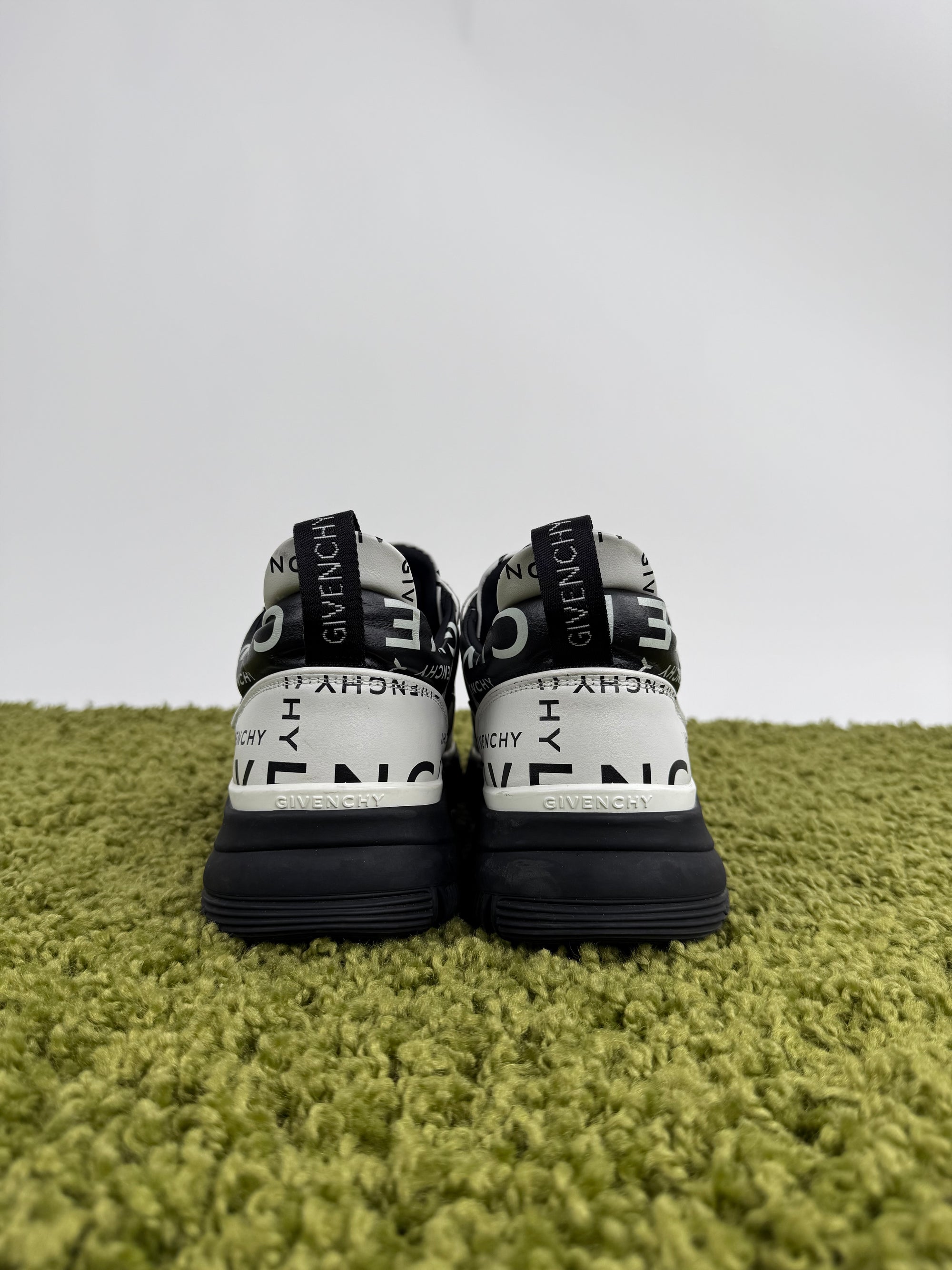 Givenchy Jaw in pelle nera e bianca 42