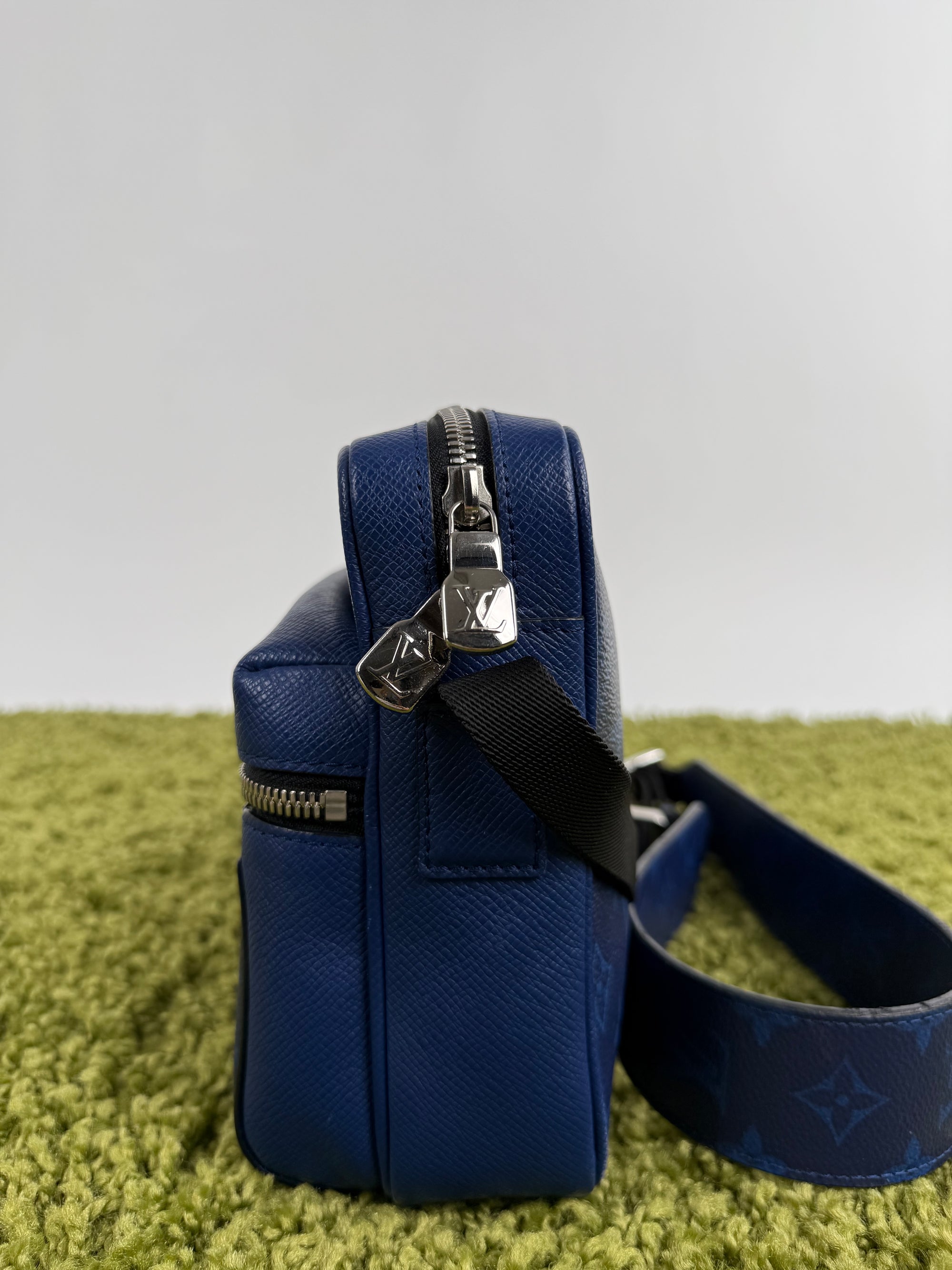 Borsello Outdoor Messenger Louis Vuitton in pelle Blu