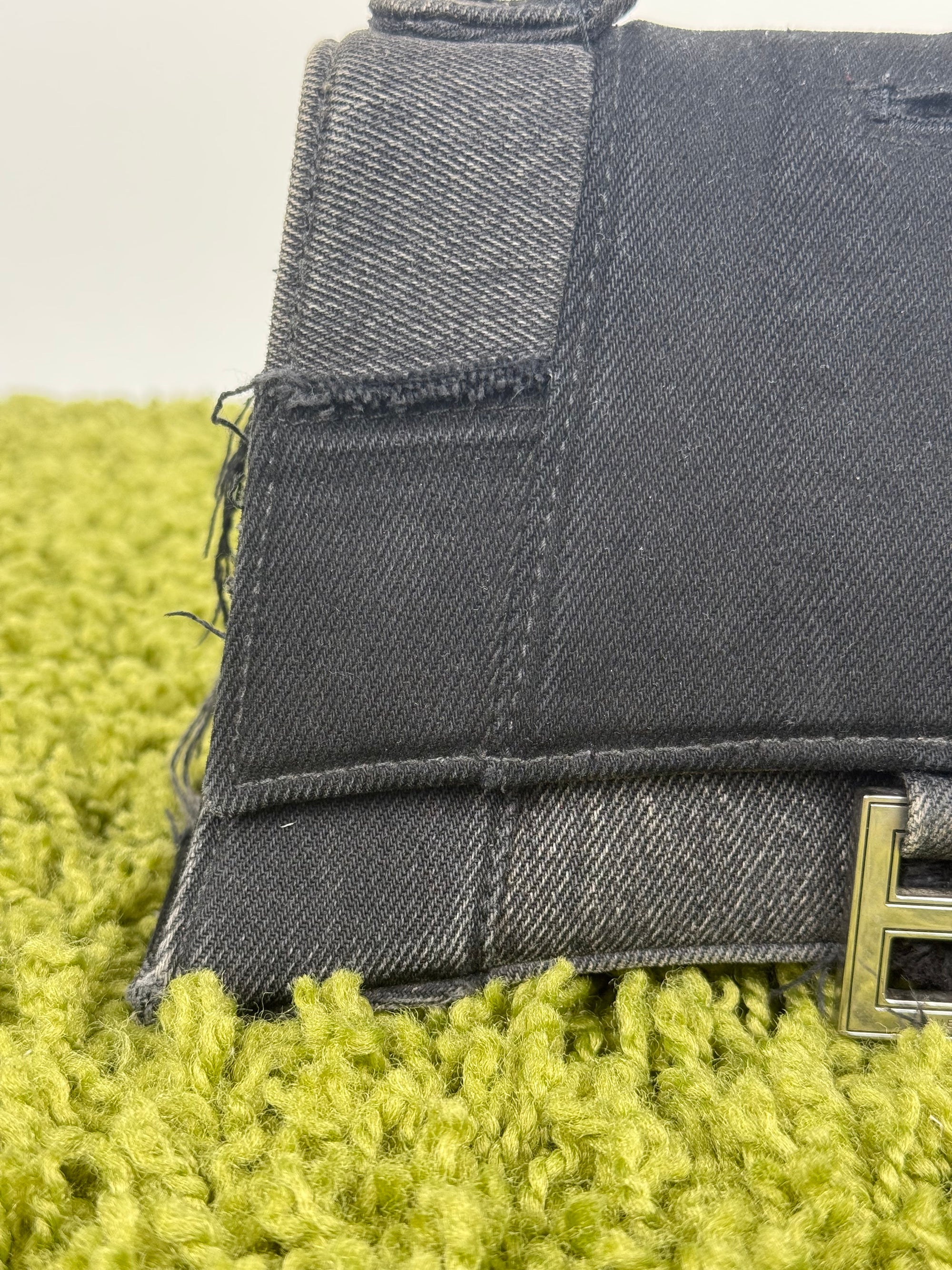 Borsa Balenciaga Hourglass Small in denim patchwork nero con logo B metallico argento