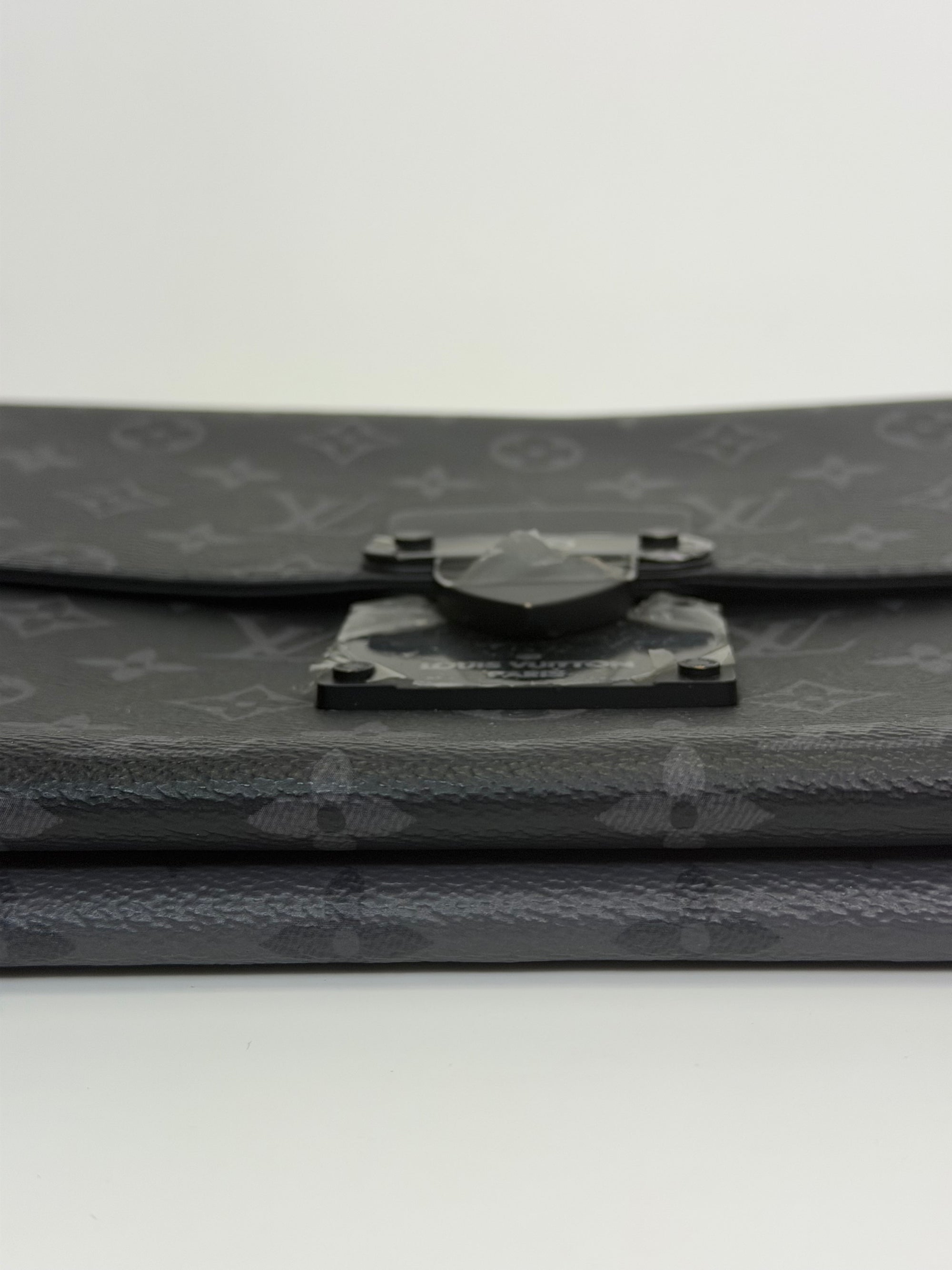 Louis Vuitton pochette lock nera