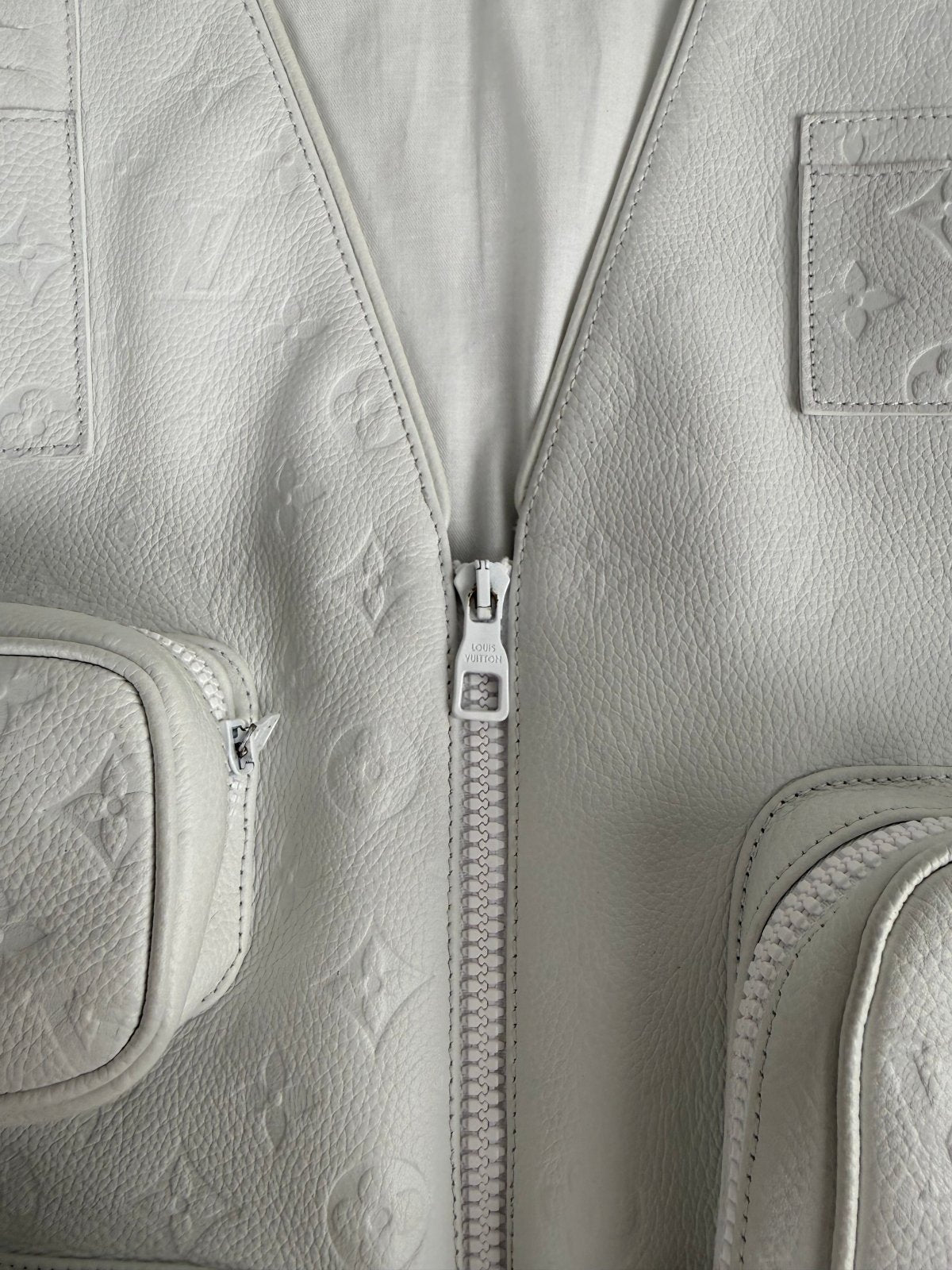 Gilet Louis Vuitton X Virgil Abloh in pelle Monogram Bianco 54 - Second Hand Di Fiore