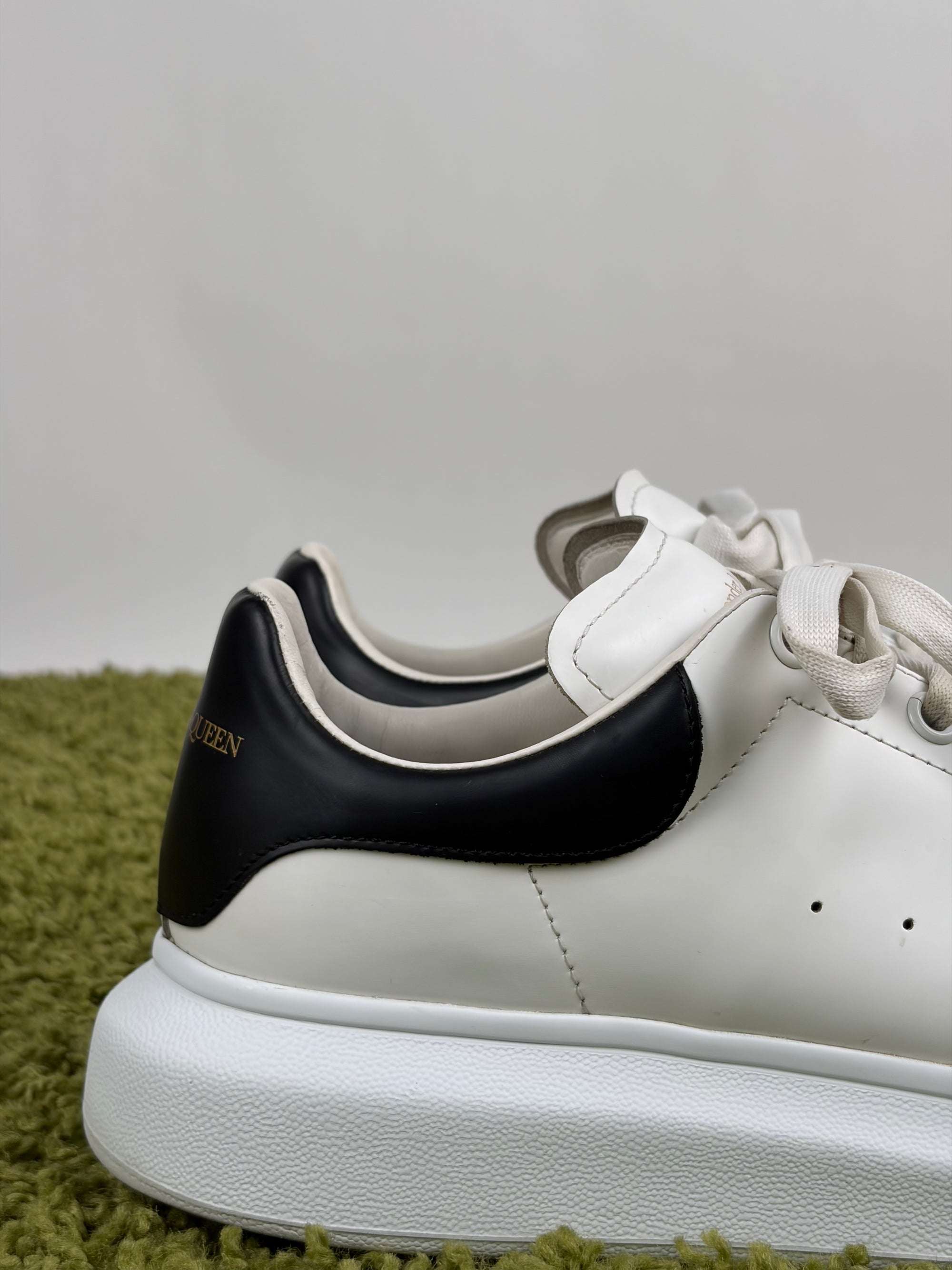 Mcqueen Size 42 bianche e nere