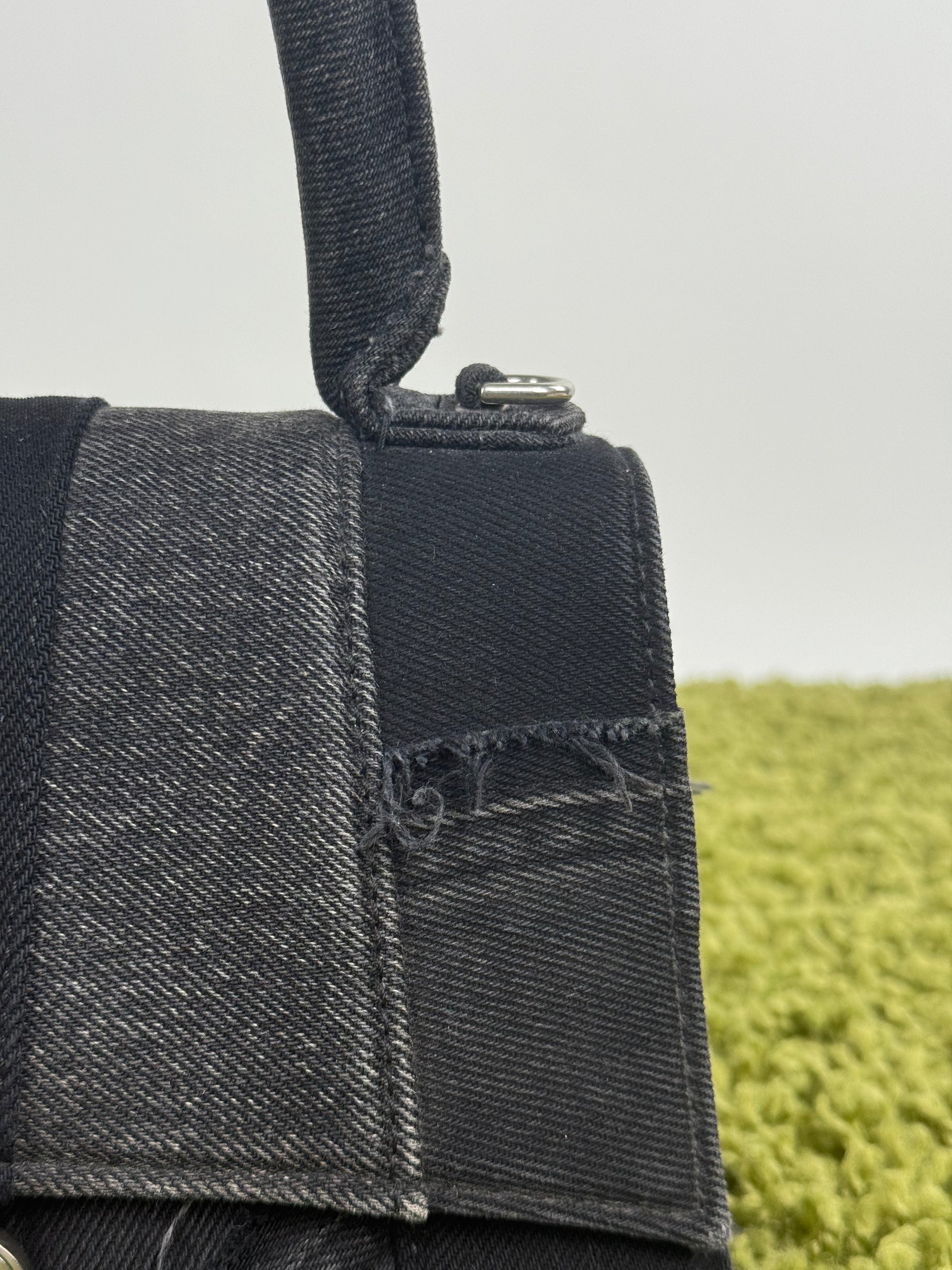 Borsa Balenciaga Hourglass Small in denim patchwork nero con logo B metallico argento