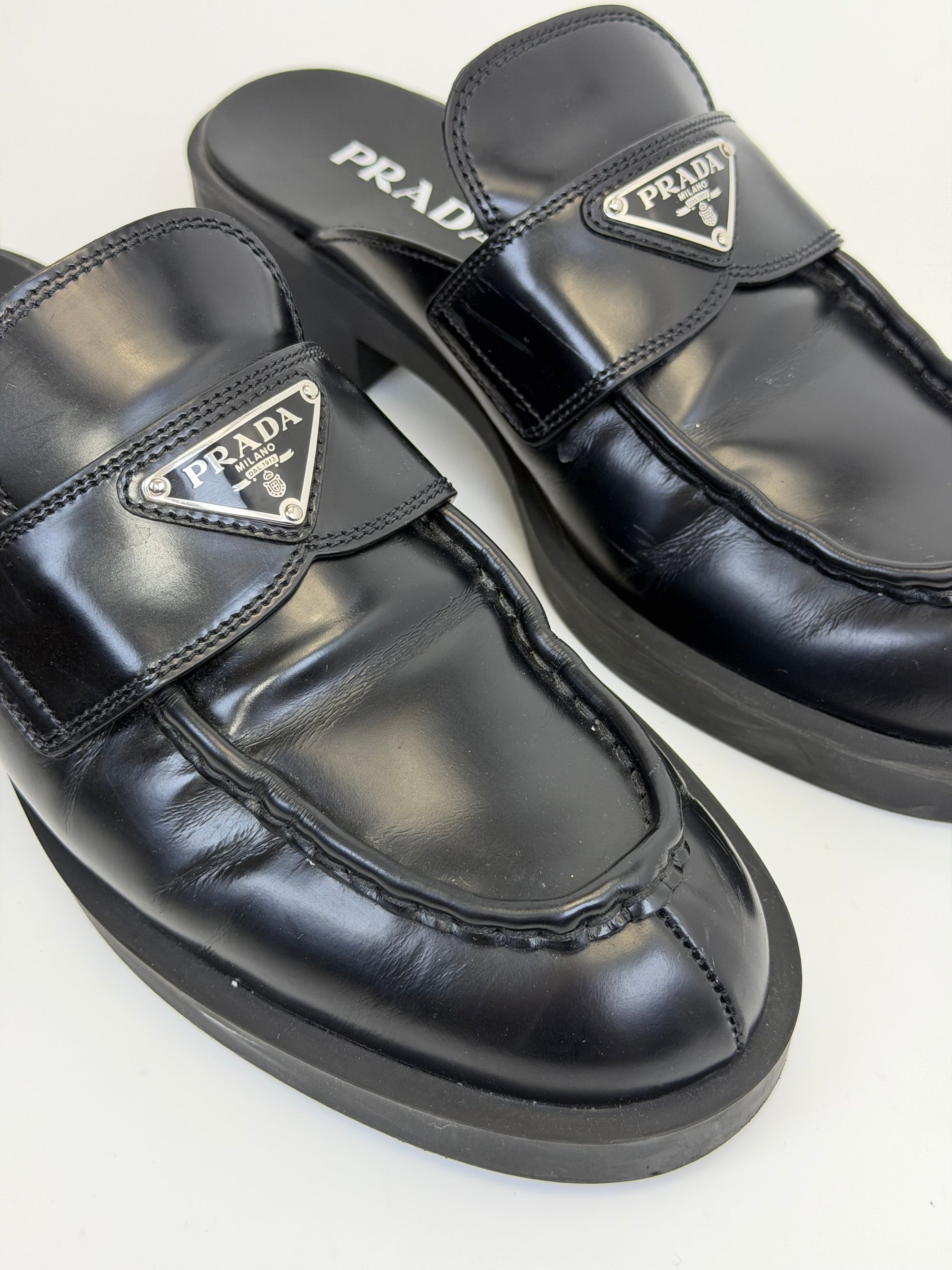 Mocassini Prada in pelle con placca