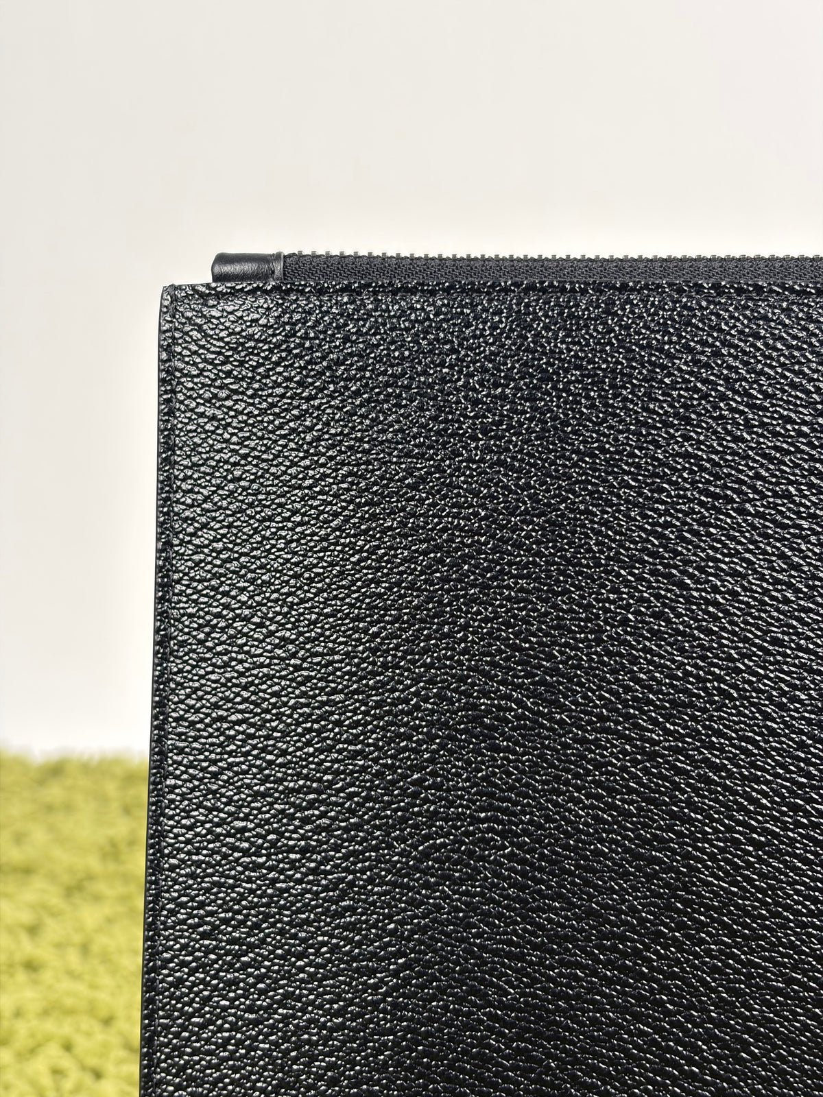 Pochette Givenchy Leo in pelle Nero