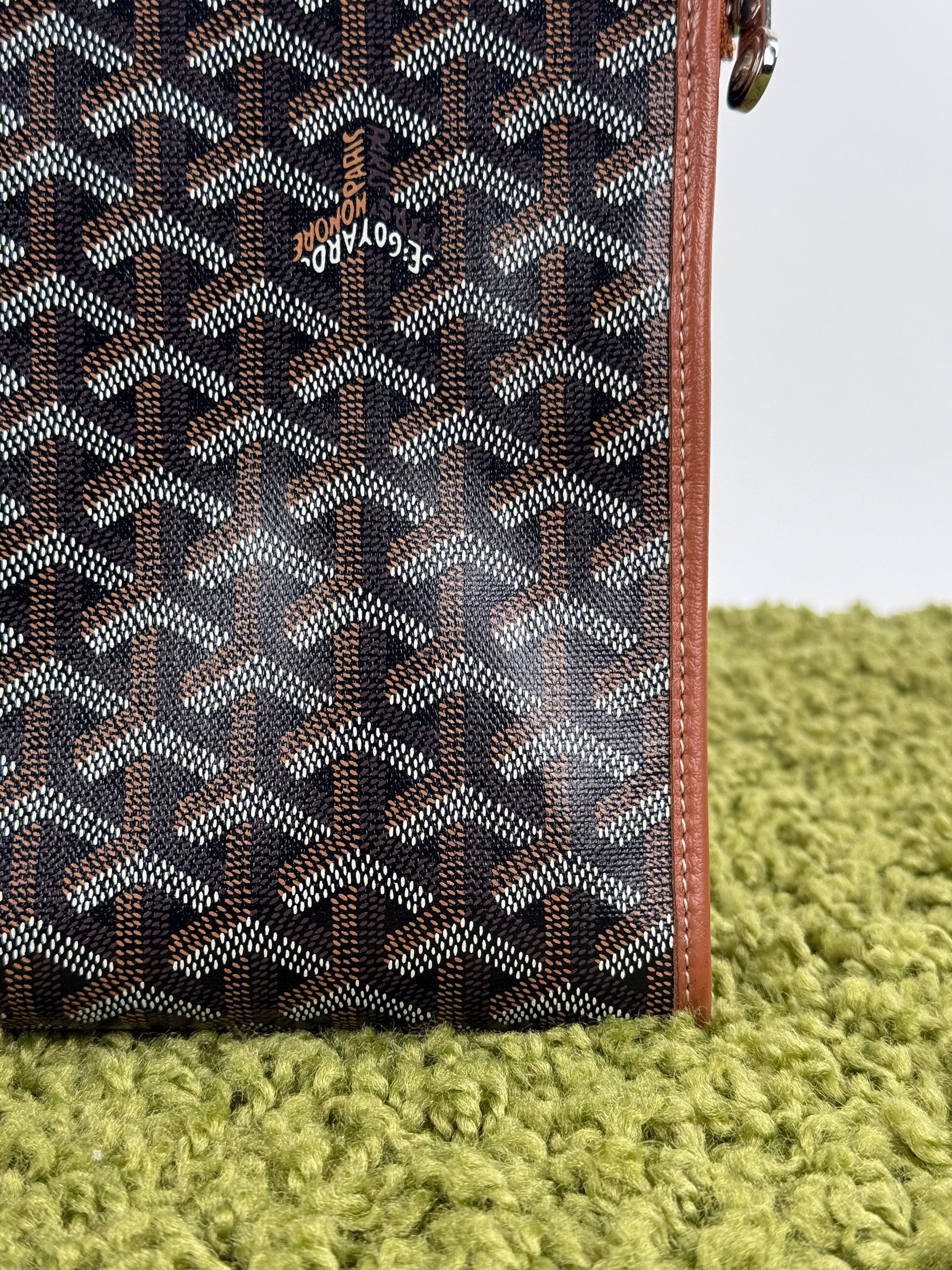 Pochette Goyard Jouvence in tela Goyardine nera con profili marroni