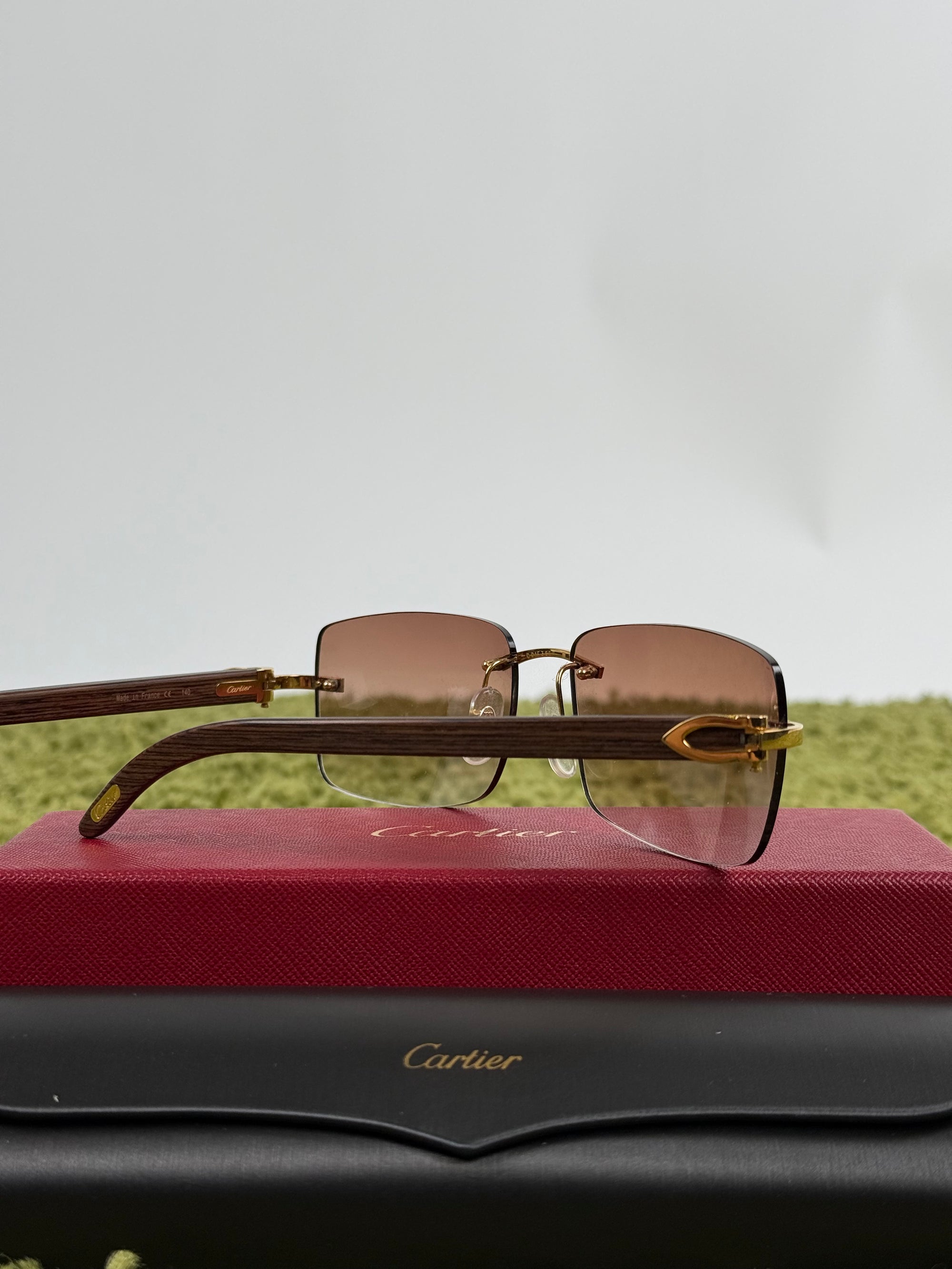 Occhiali da sole Cartier Signature C in metallo dorato con aste in legno