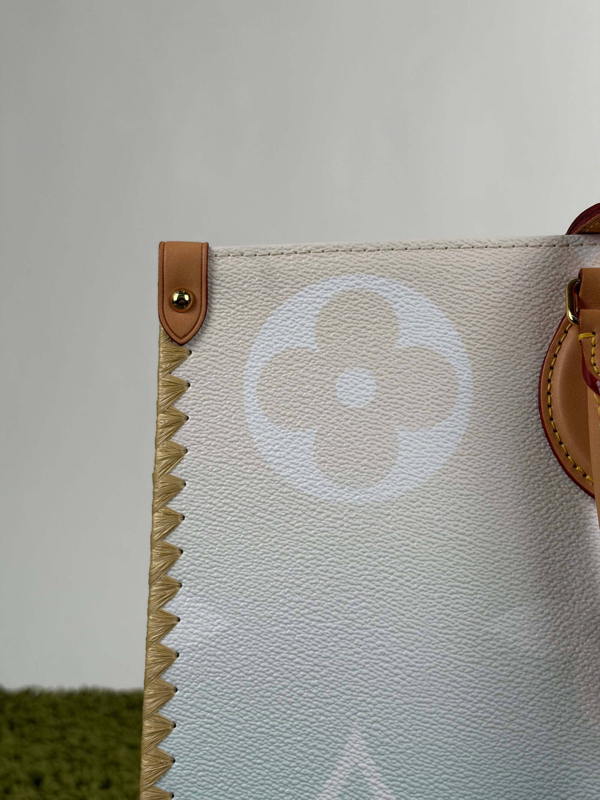 Borsa Louis Vuitton OnTheGo azzurra bianca e gialla