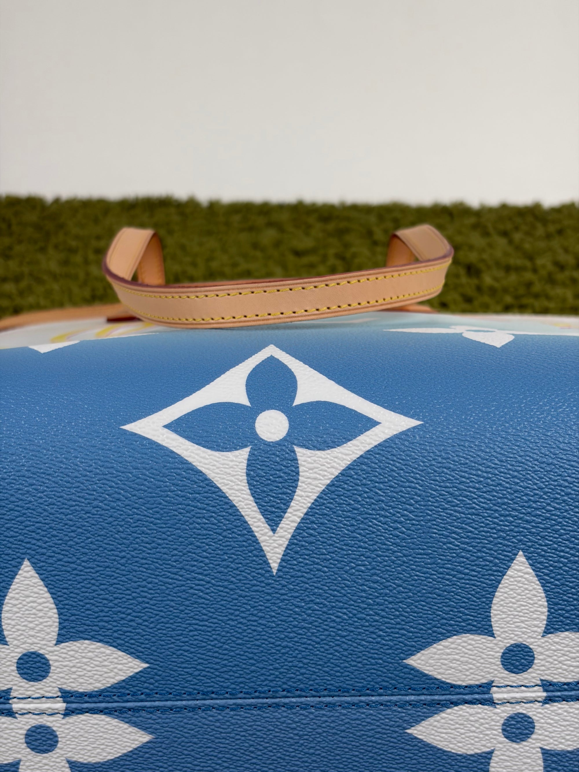 Borsa Louis Vuitton OnTheGo azzurra bianca e gialla