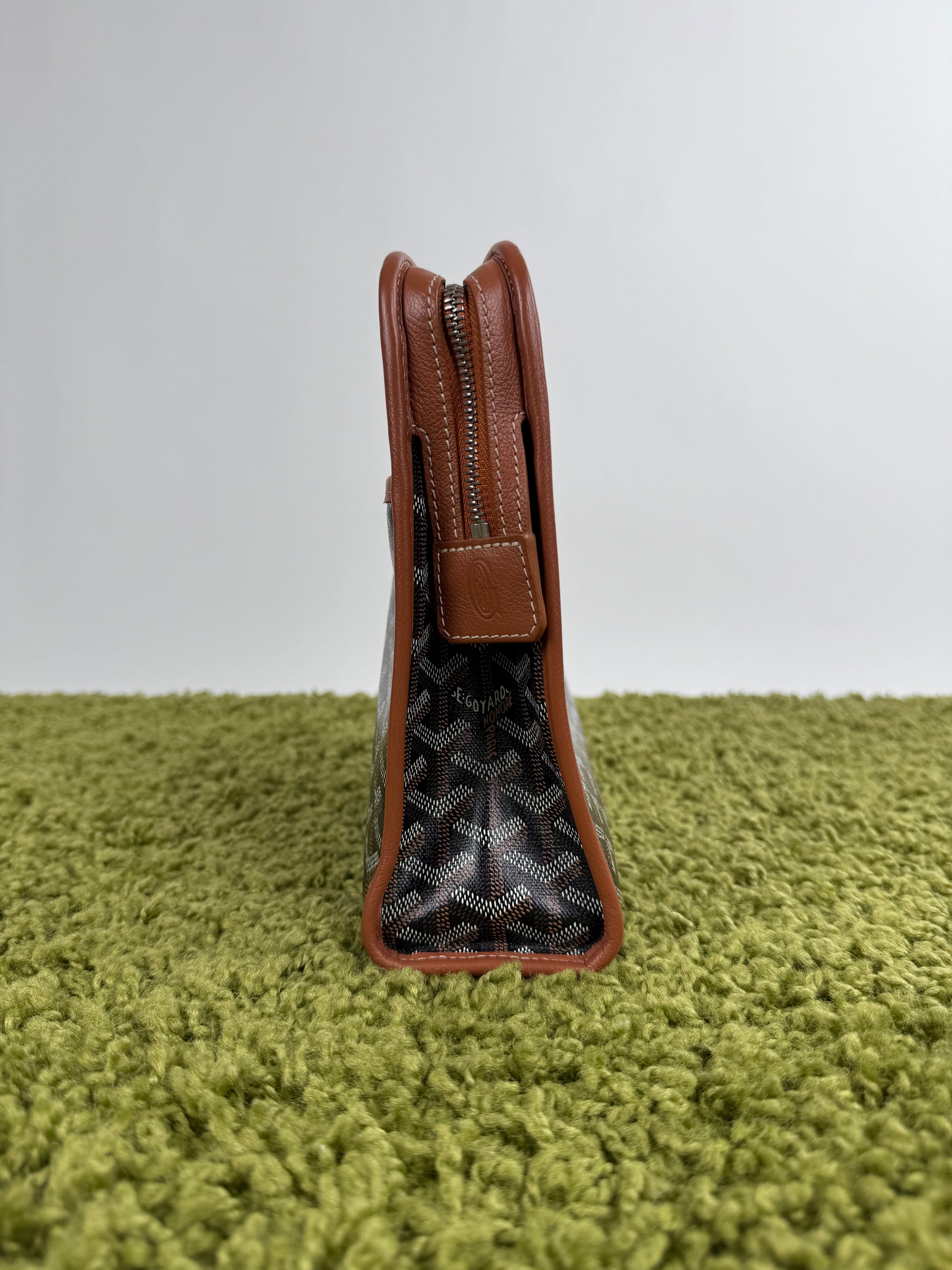 Pochette Goyard Jouvence in tela Goyardine nera con profili marroni