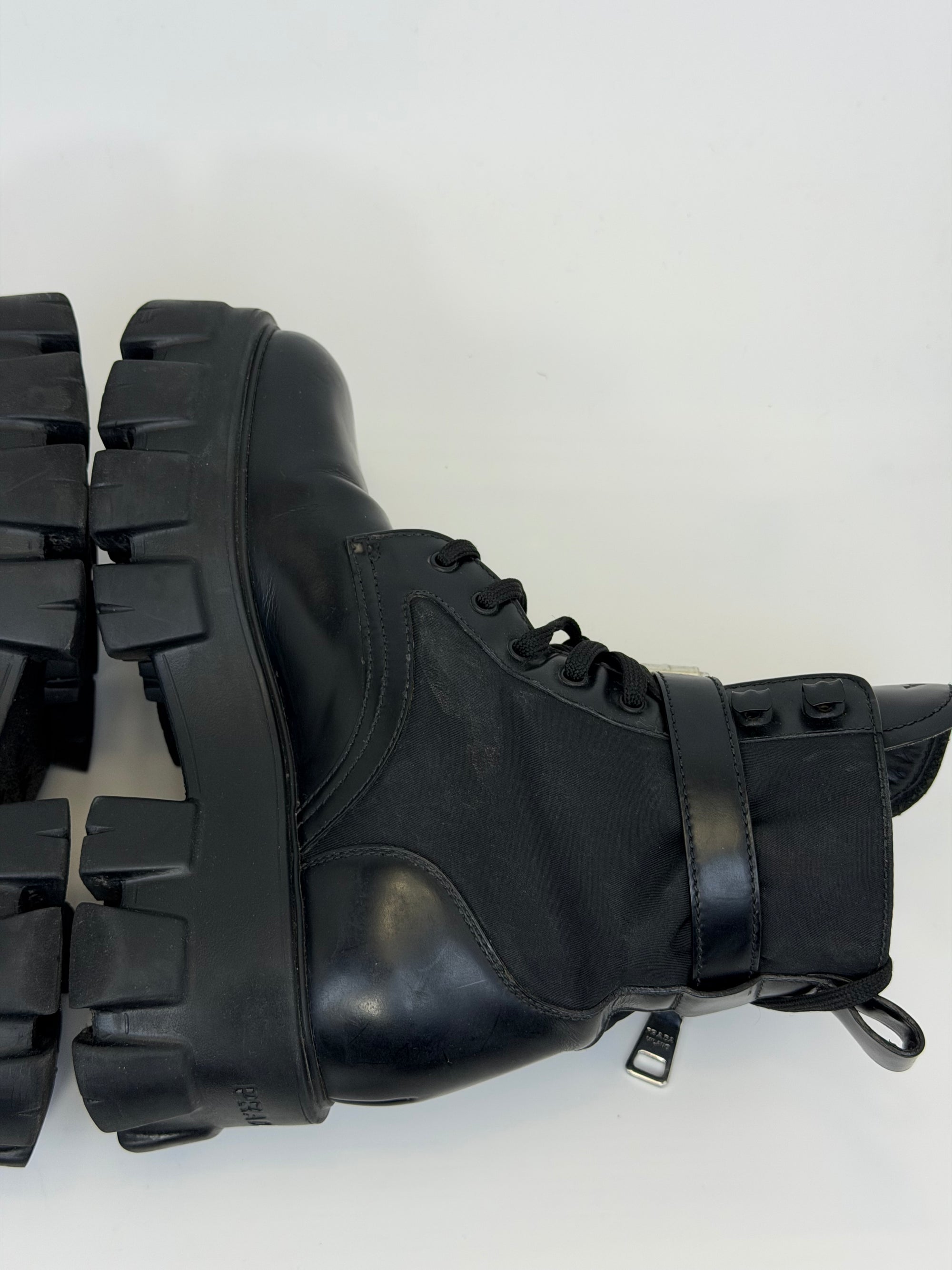Stivali Prada Monolith in pelle e Re-nylon con pouch Size 36 nero
