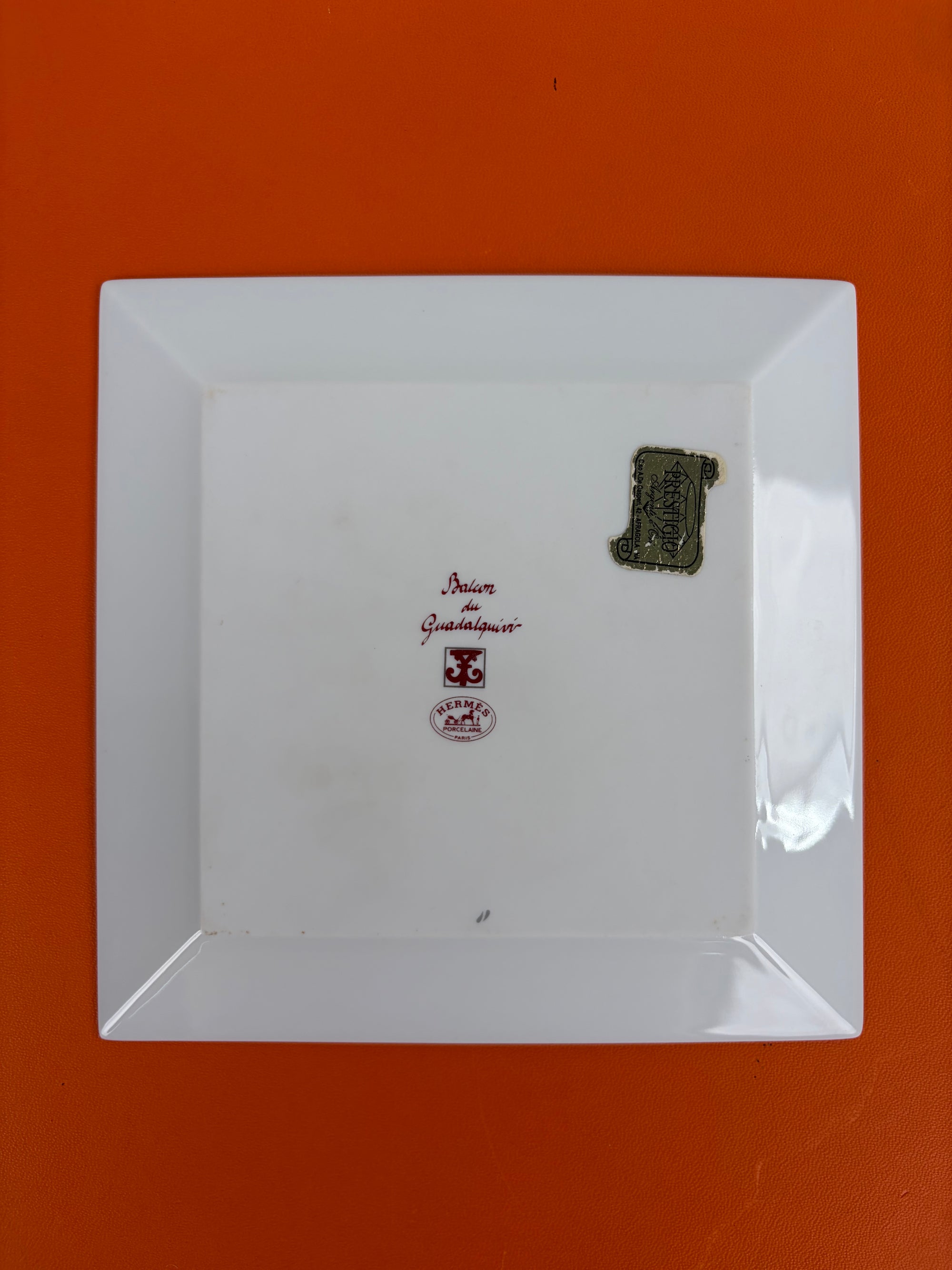Piatto Hermes rosso e bianco