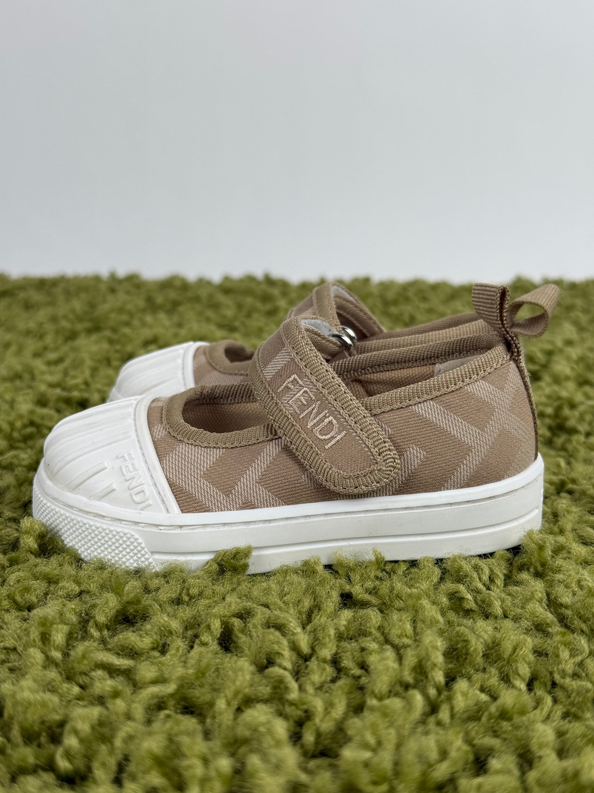 Fendi Kids Sneaker Beige  19