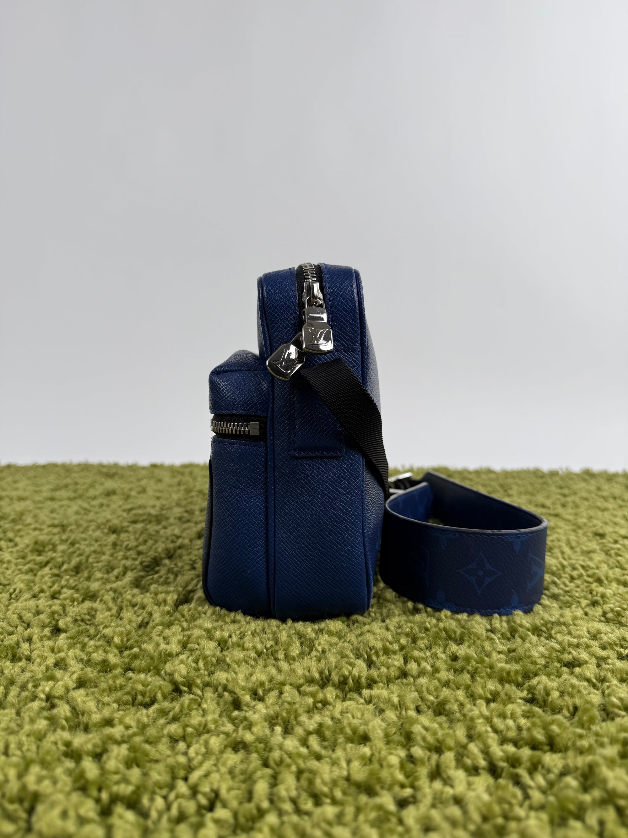 Borsello Outdoor Messenger Louis Vuitton in pelle Blu