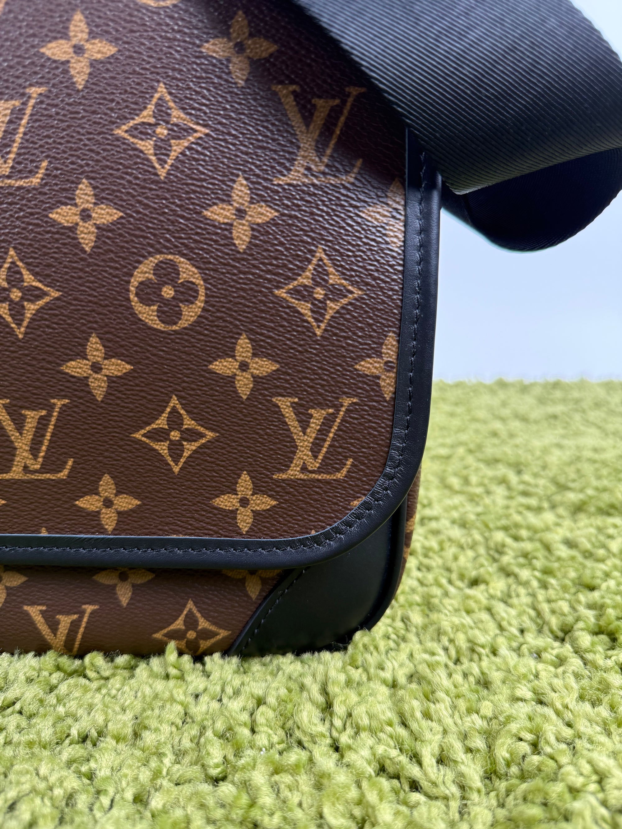 Borsa Messenger Louis Vuitton Macassar Archy Gm con finiture in pelle nera
