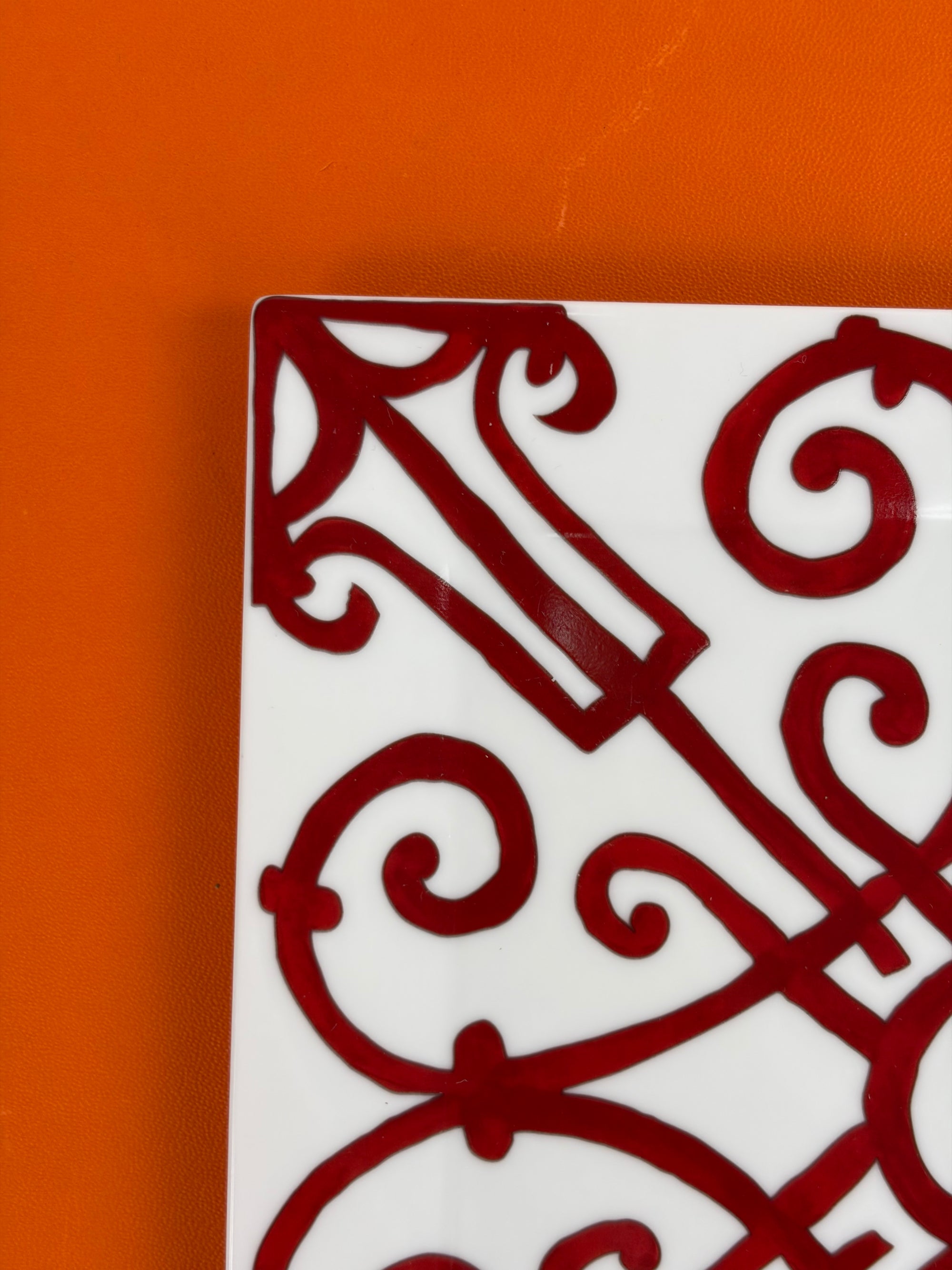 Piatto Hermes bianco e rosso