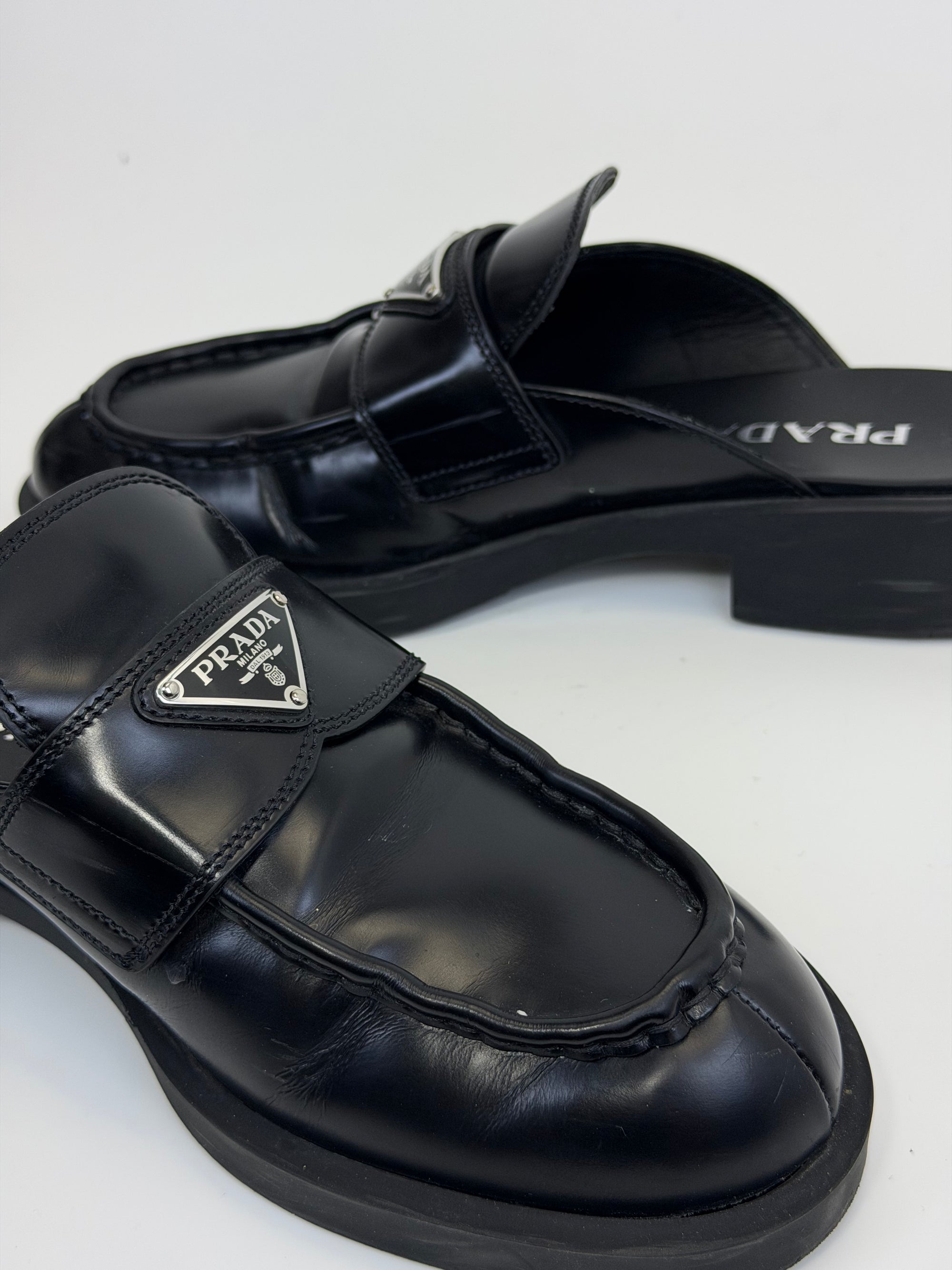 Mocassini Prada in pelle con placca