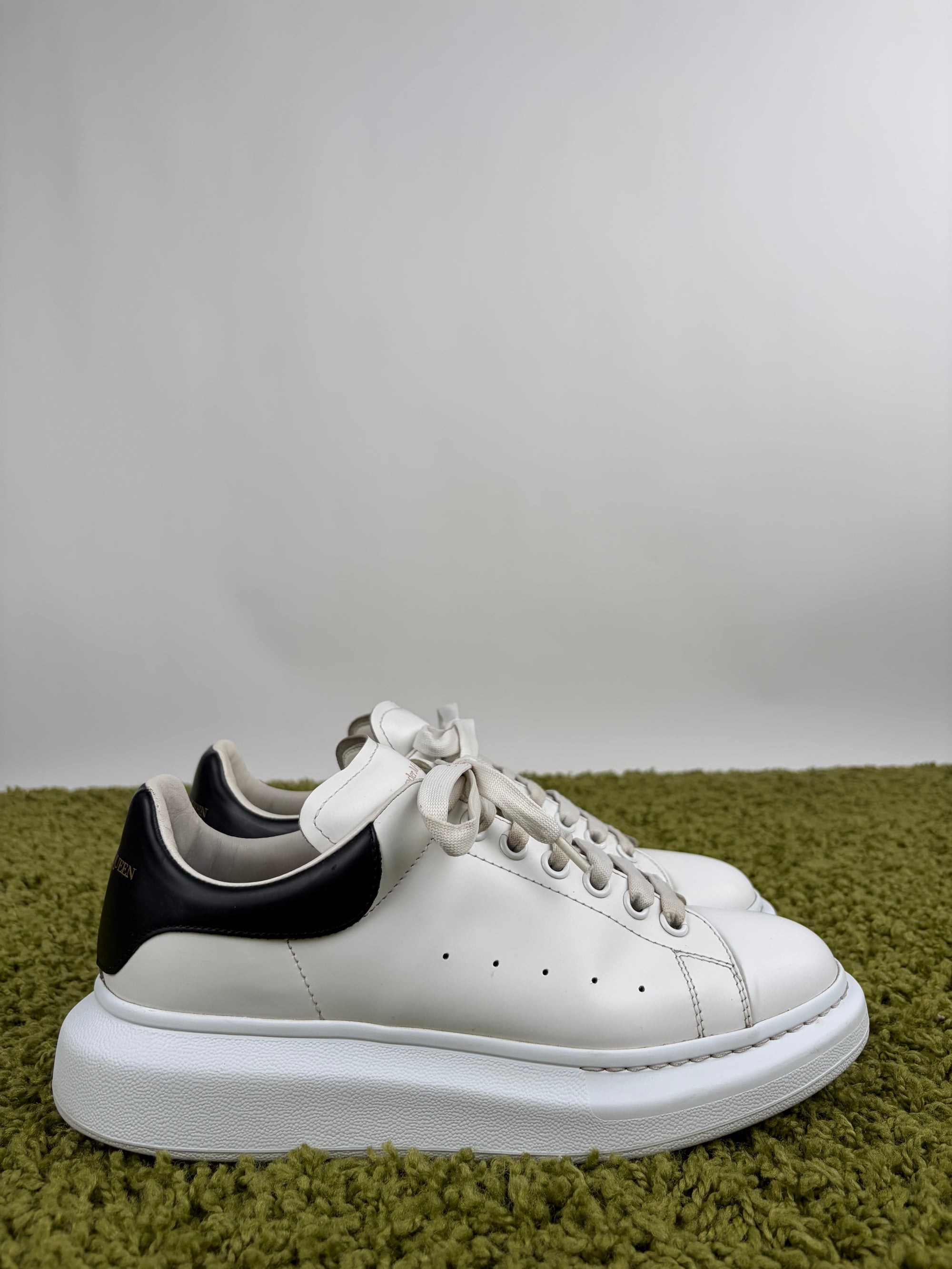 Mcqueen Size 42 bianche e nere