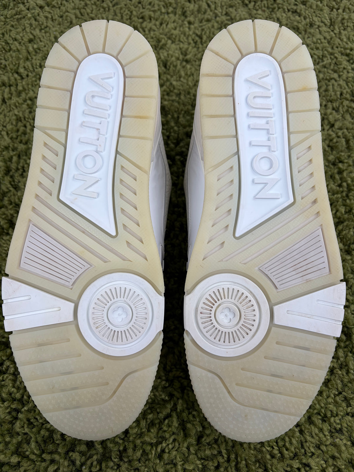 Louis Vuitton Trainer Bianca 7.5