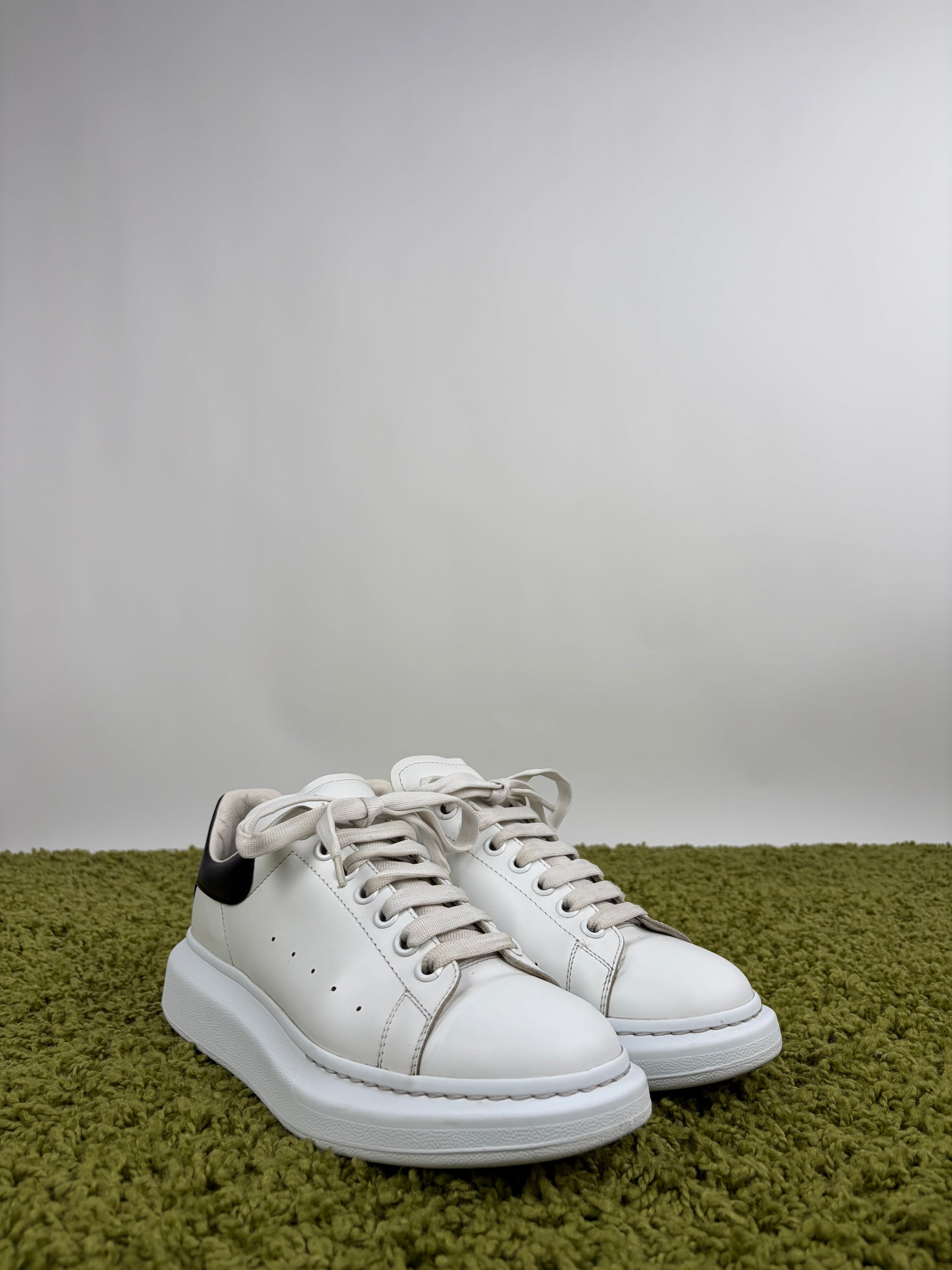 Mcqueen Size 42 bianche e nere