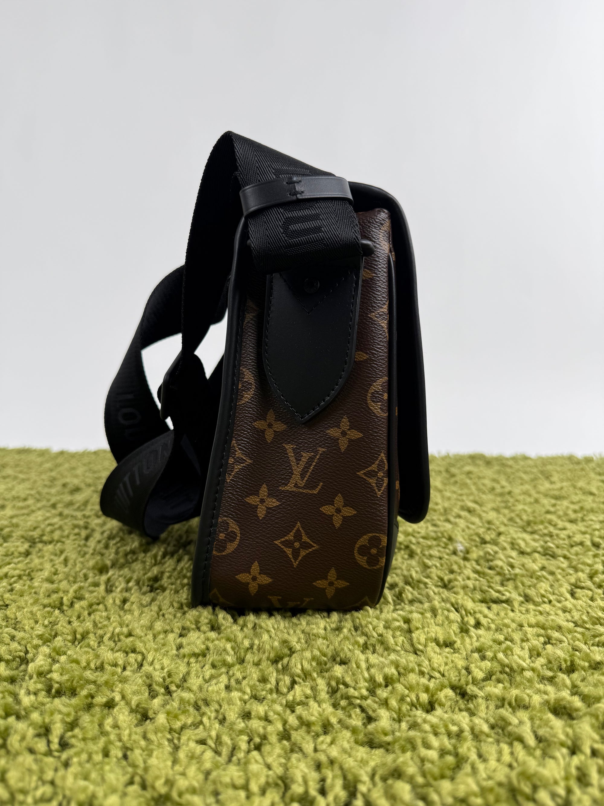 Borsa Messenger Louis Vuitton Macassar Archy Gm con finiture in pelle nera