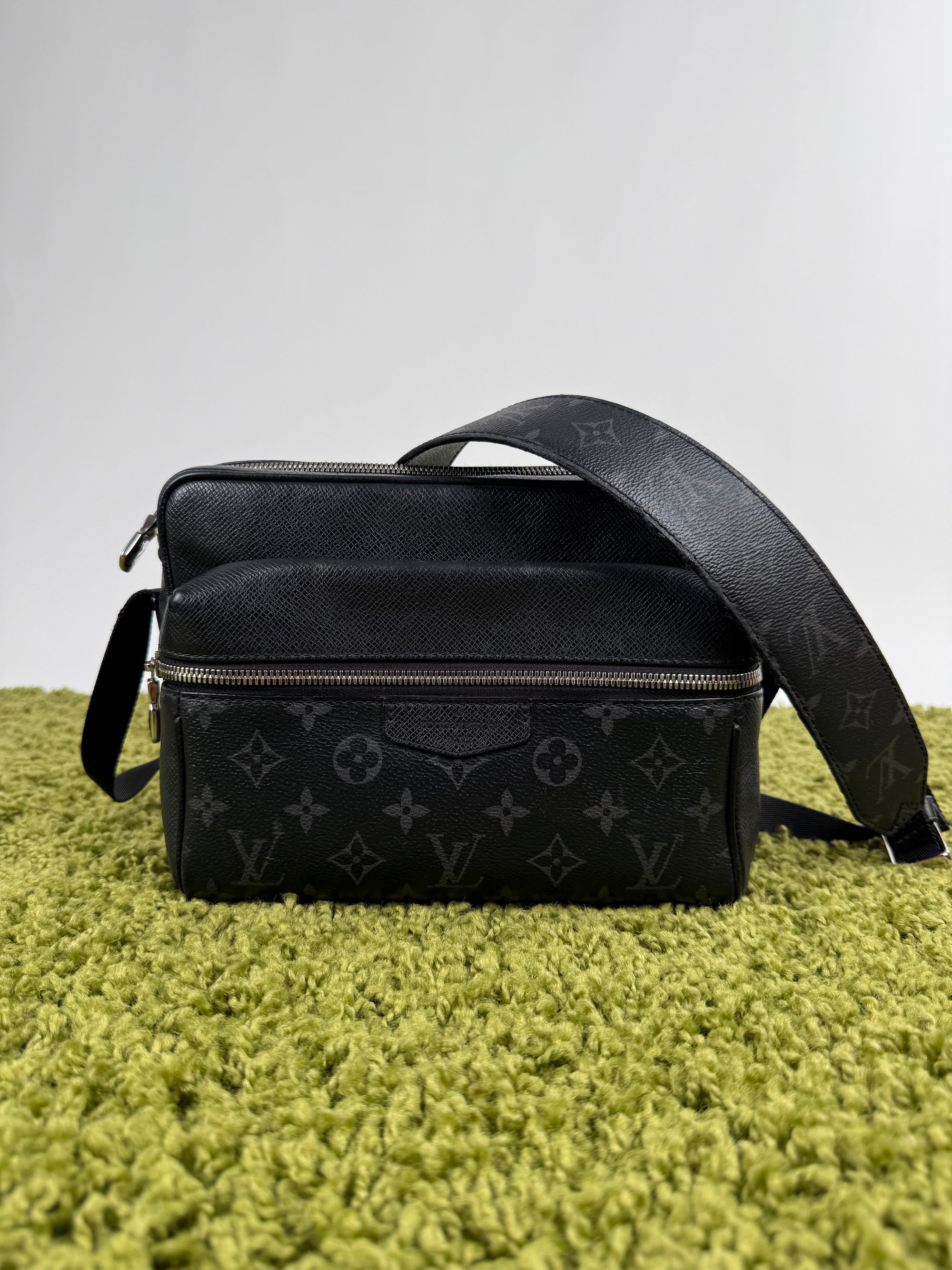 Borsa Outdoor Messenger Monogram Eclipse Taiga Louis Vuitton Nera