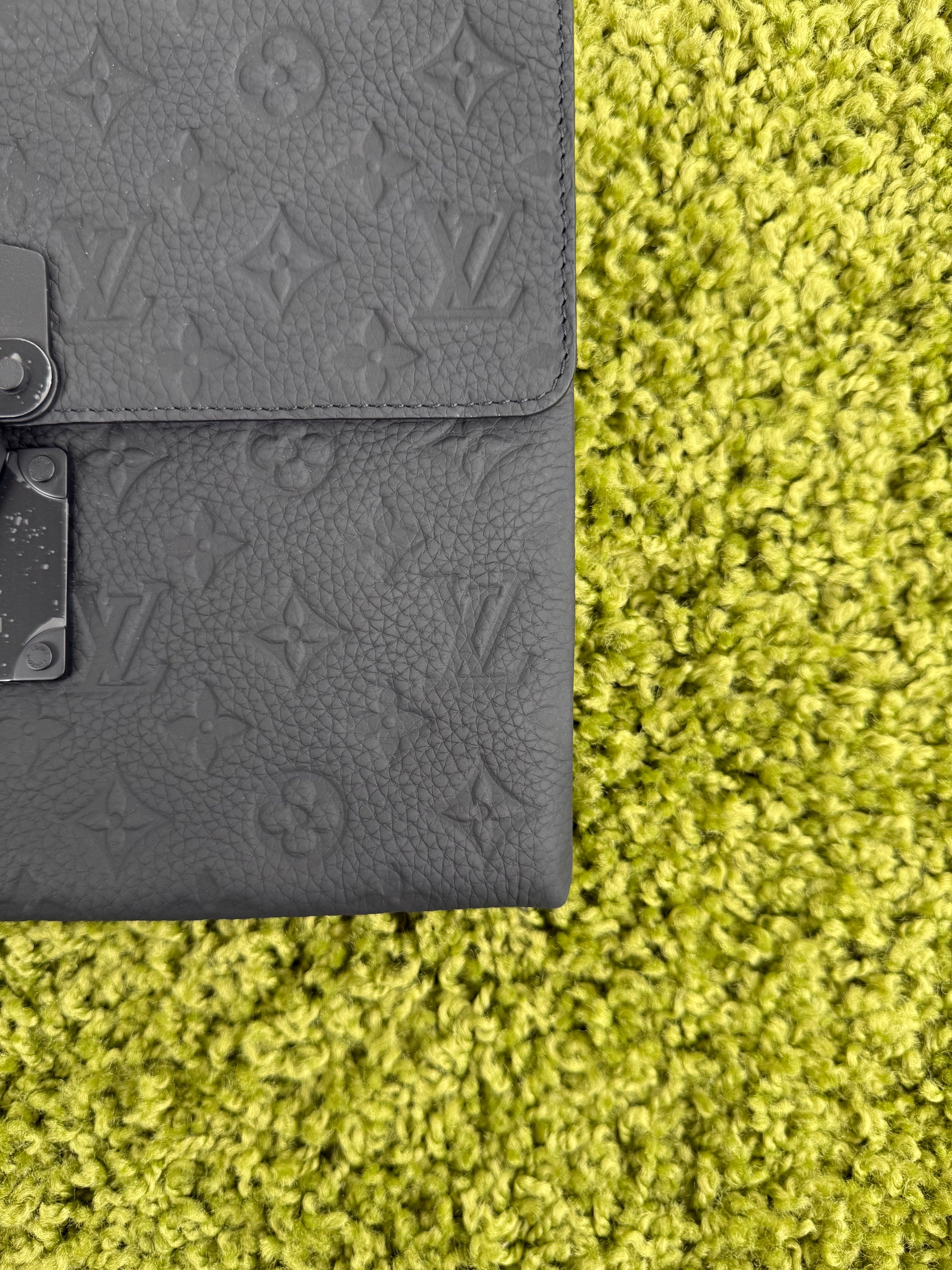 Pochette Louis Vuitton S-Lock in in pelle nera Monogram
