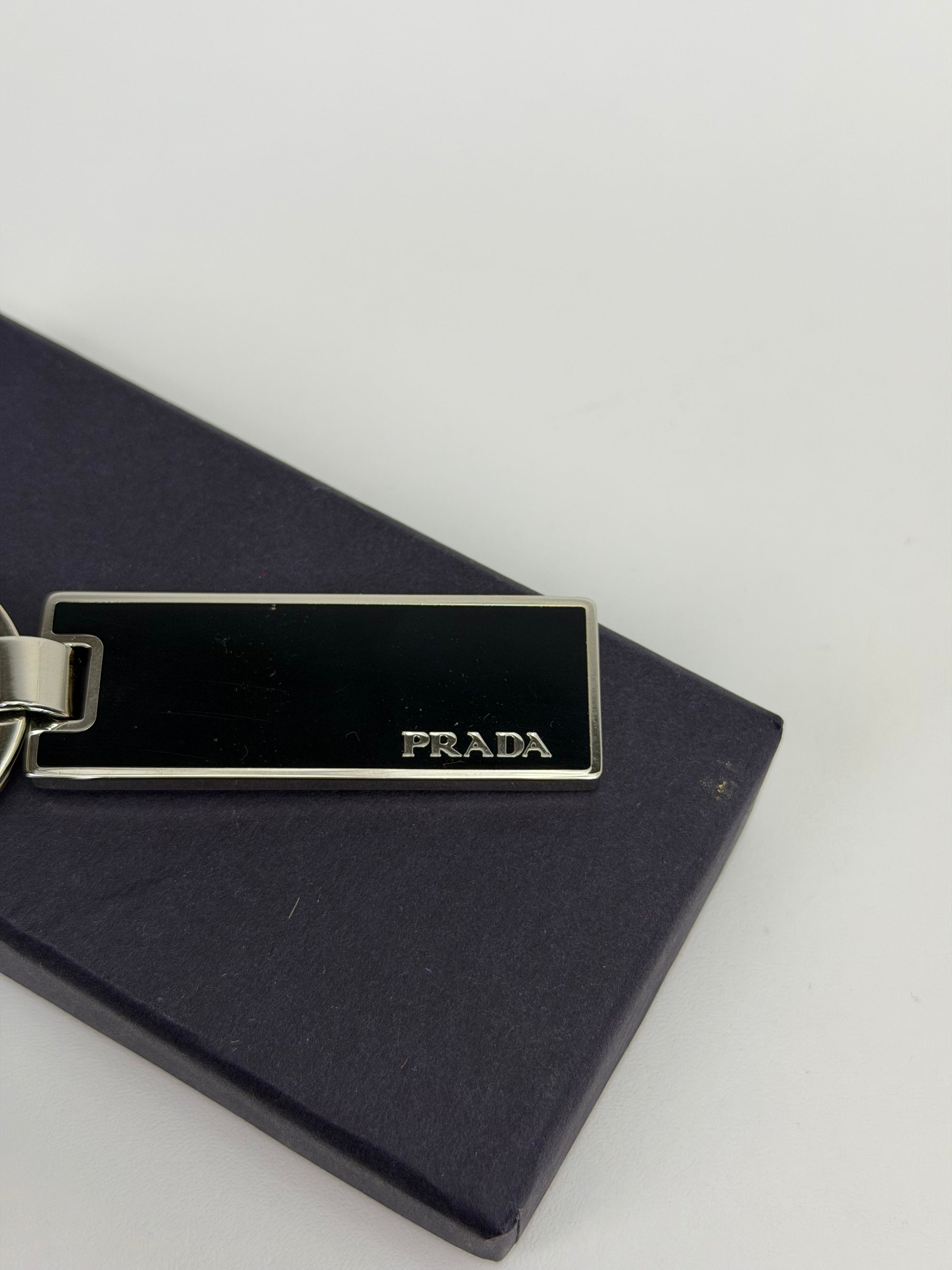 Portachiavi Prada nero e grigio