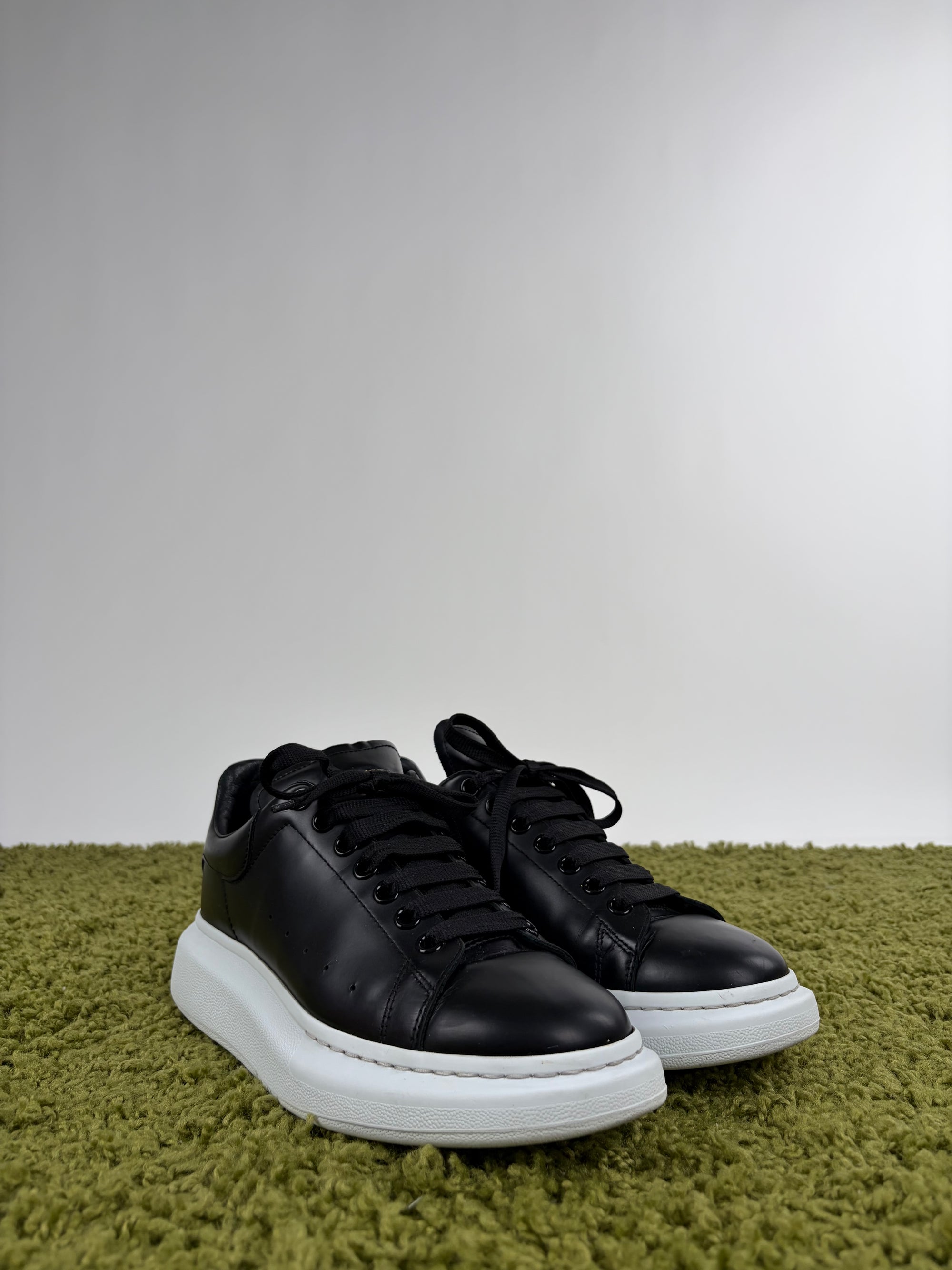 Mcqueen Size 42 nere e bianche