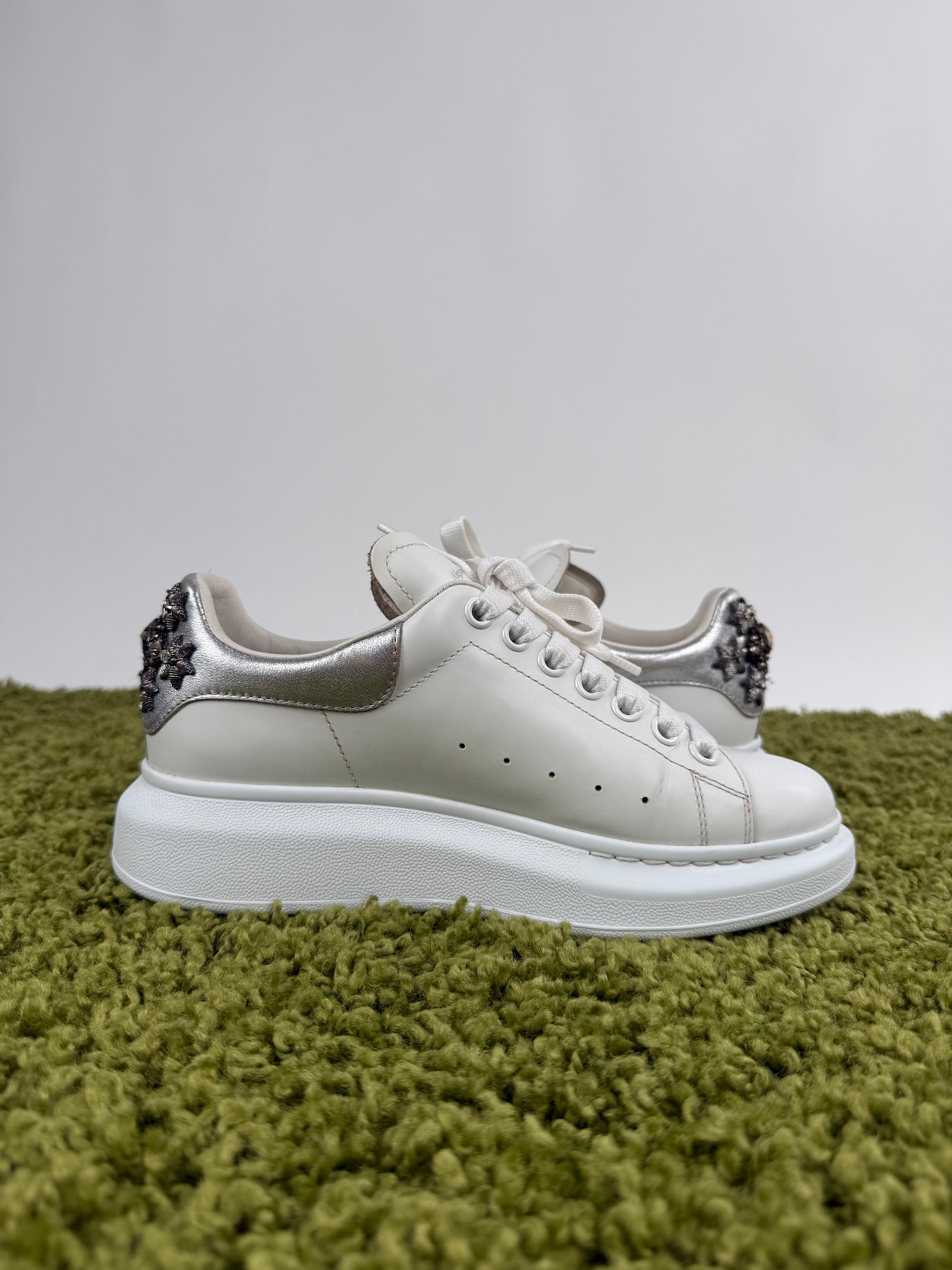 Alexander Mcqueen Sneaker bianca con dettaglio in argento 38.5
