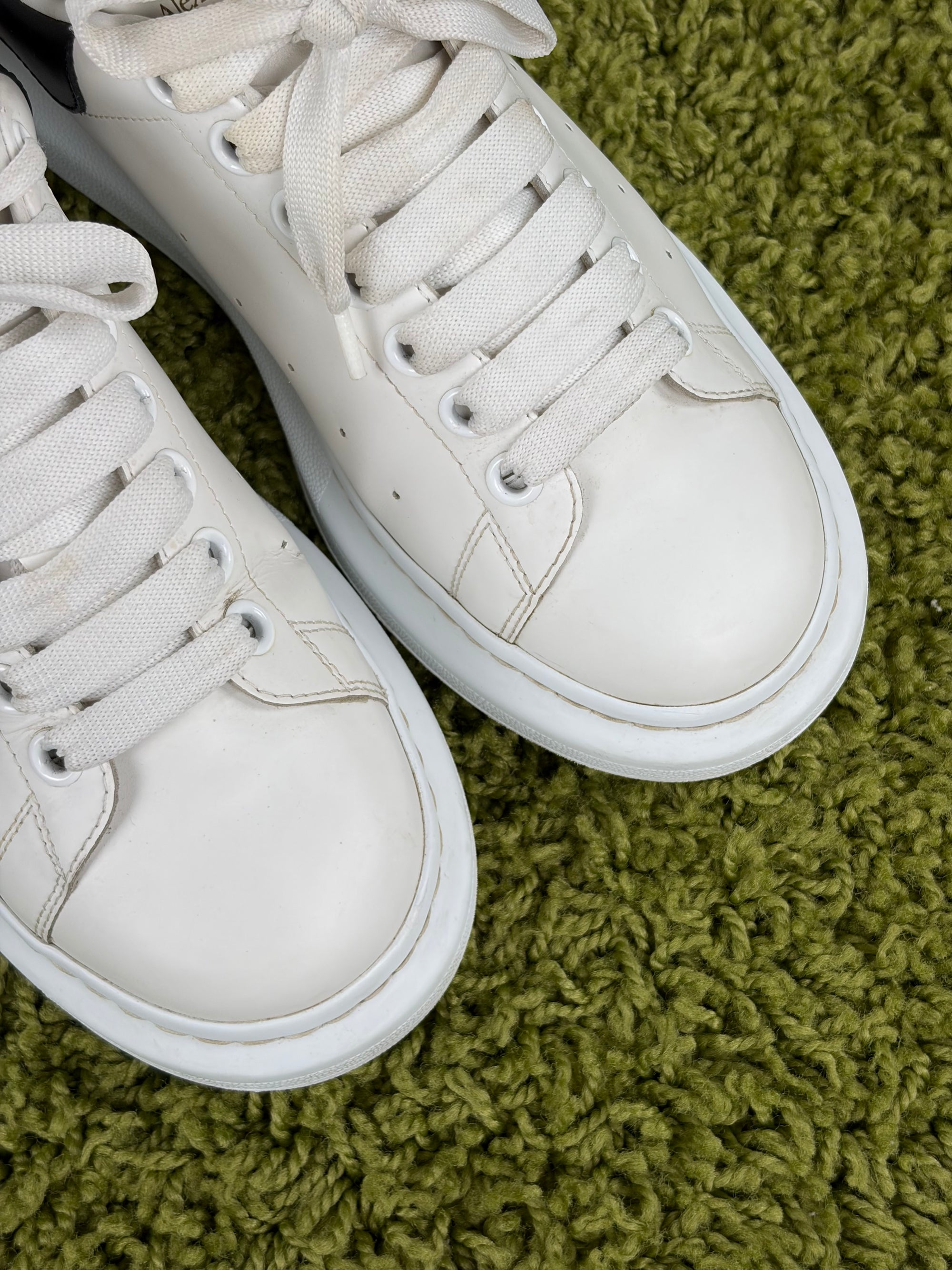 Mcqueen Size 41.5 bianche e nere