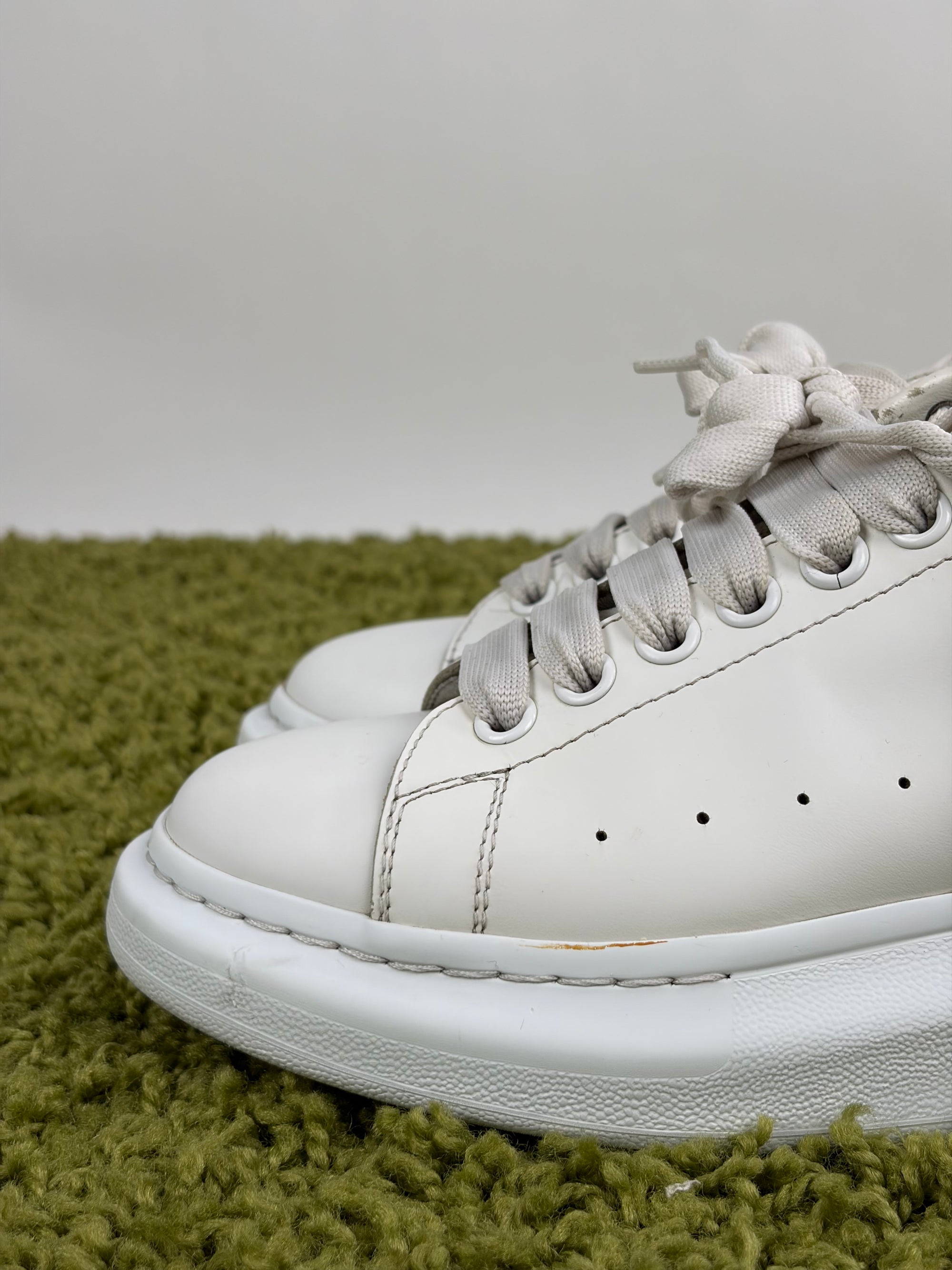 Mcqueen Size 39 bianche e nere