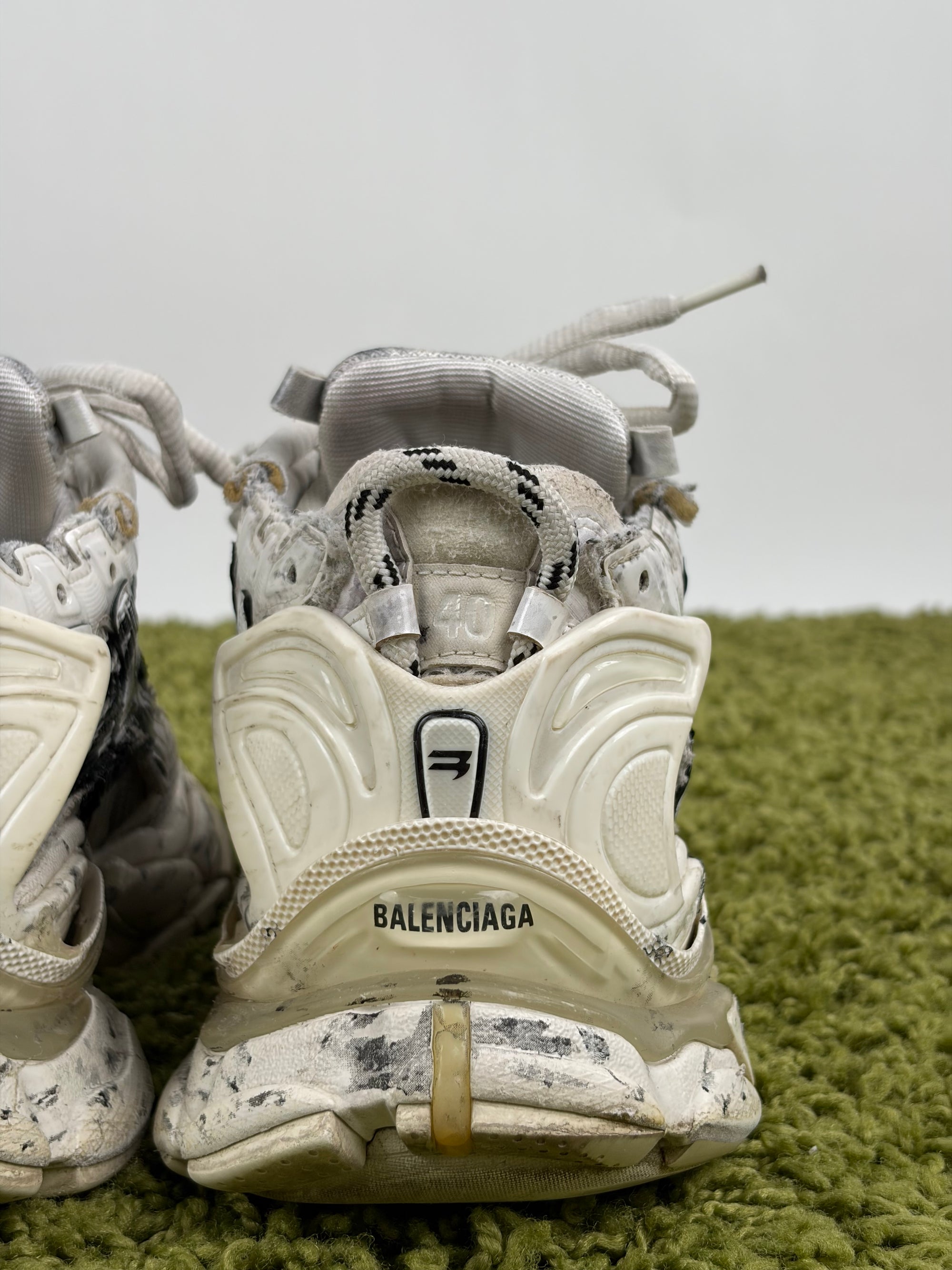 Balenciaga Runner Size 40 bianche e nere effetto usato