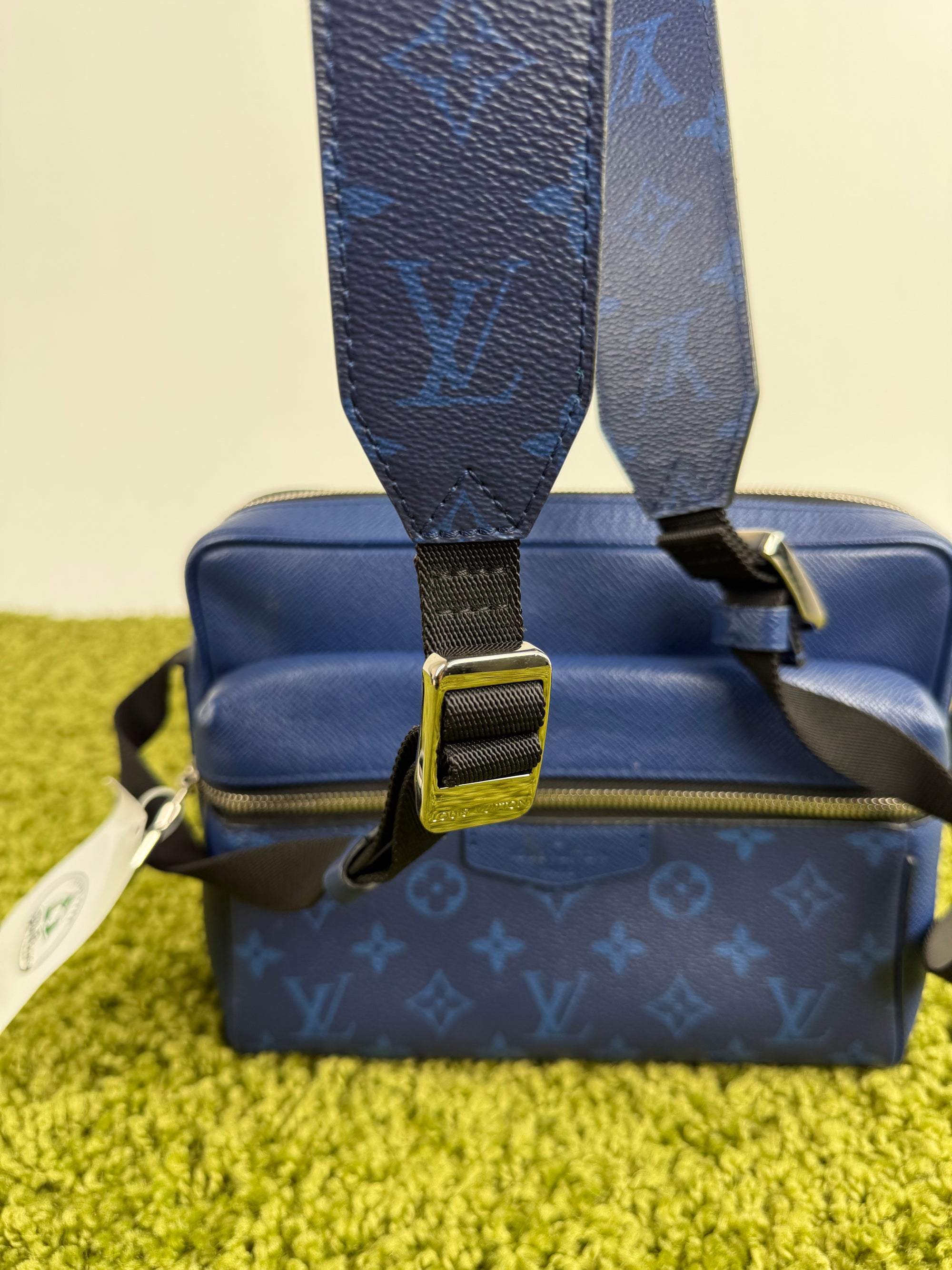 Borsello Outdoor Messenger Louis Vuitton in pelle Blu