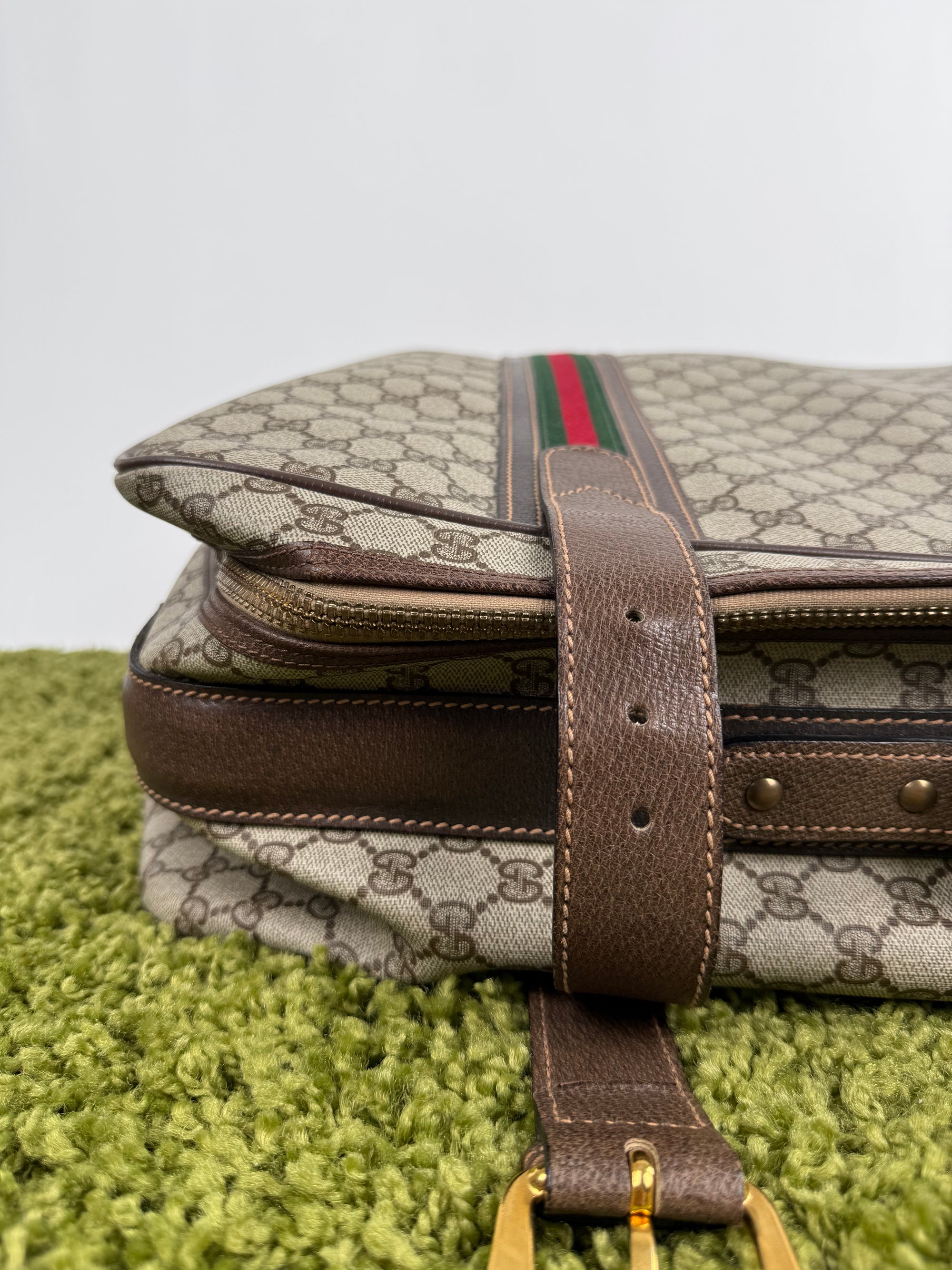 Valigia vintage Gucci realizzata in tela GG monogramma con dettagli in pelle marrone e strisce Web