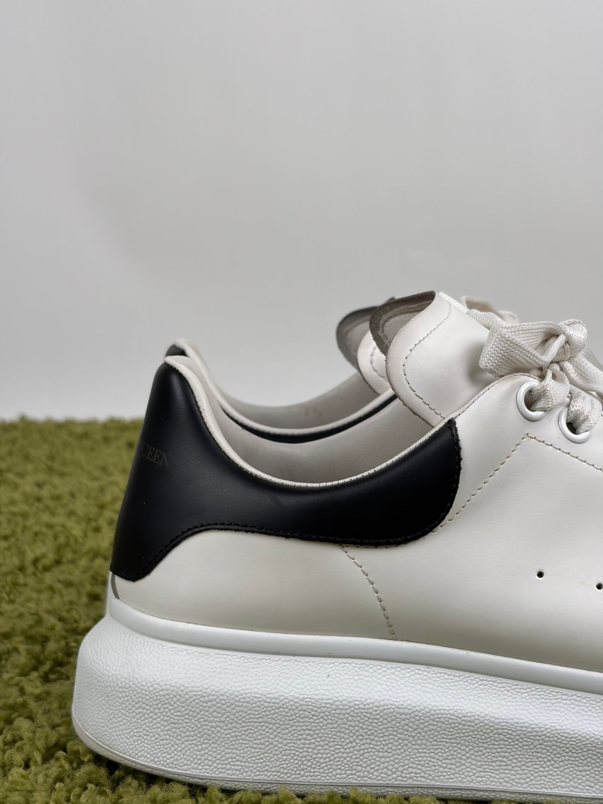 Mcqueen Size 41.5 bianche e nere - Second Hand Di Fiore