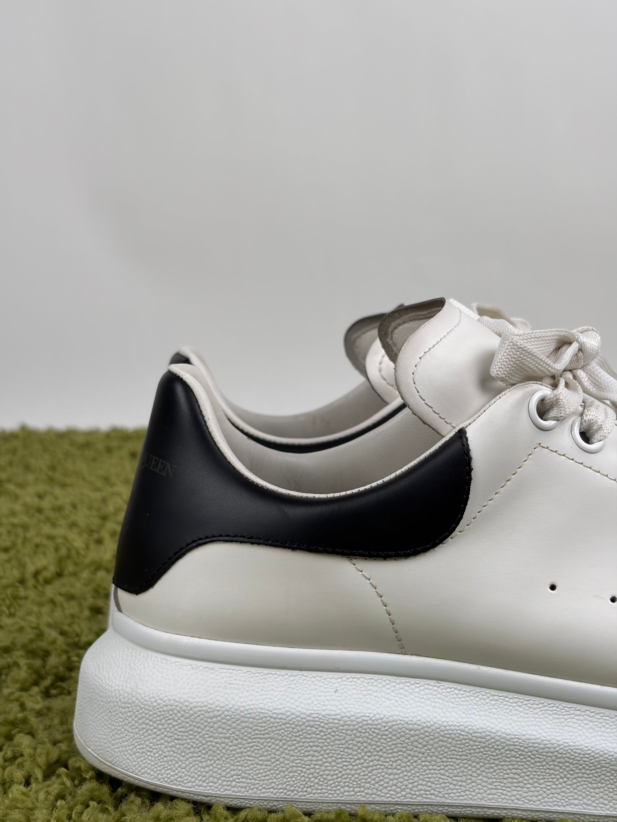 Mcqueen Size 41.5 bianche e nere