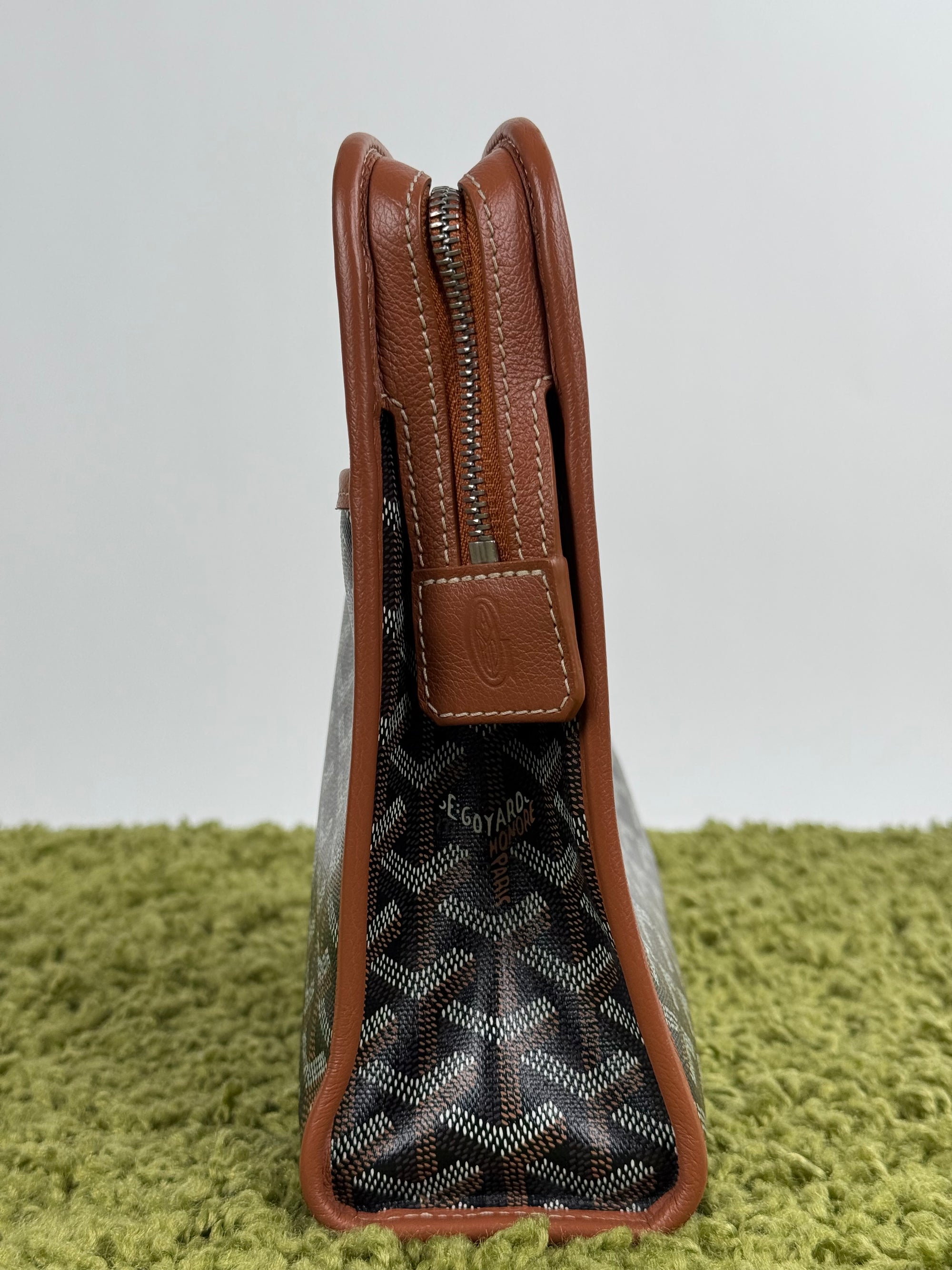 Pochette Goyard Jouvence in tela Goyardine nera con profili marroni